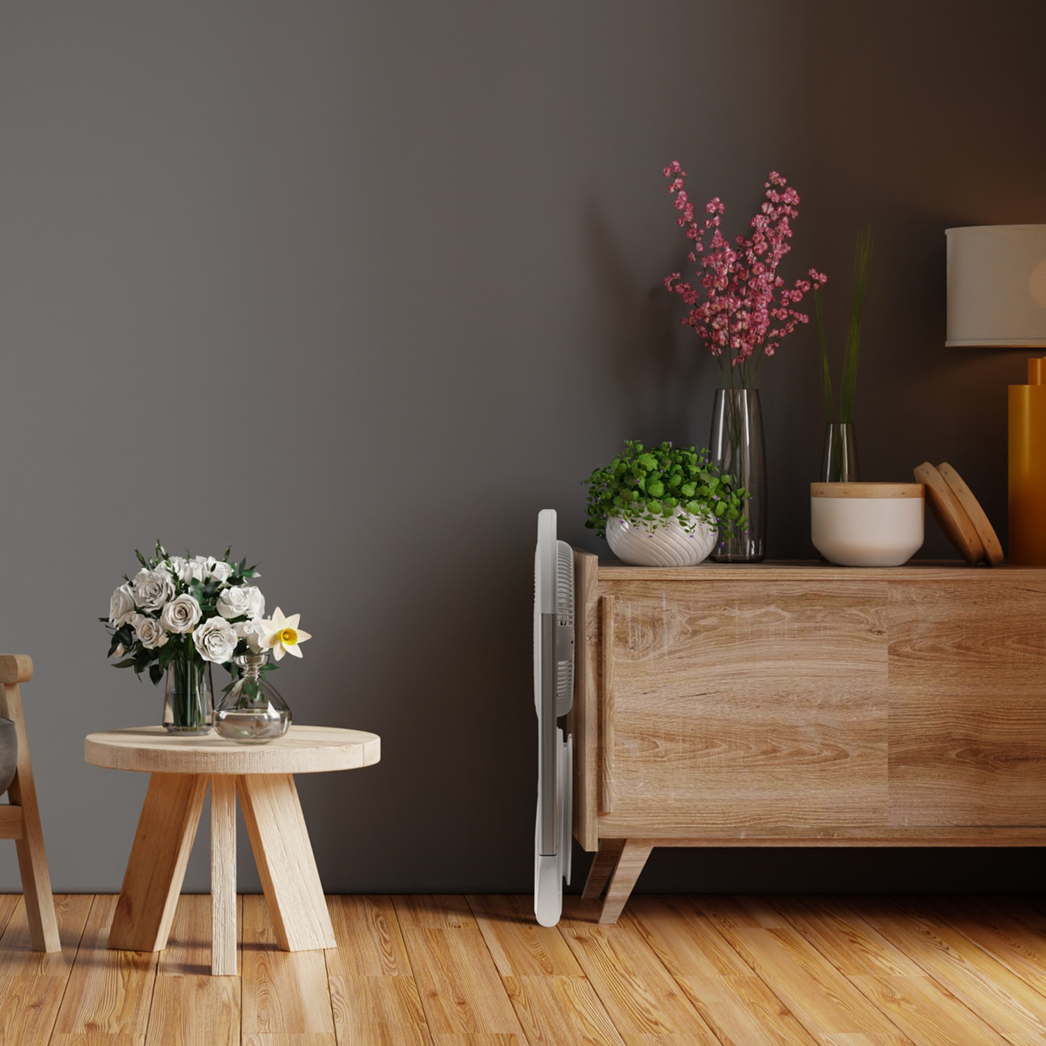 Soggiorno con mobili in legno, fiori in vasi su un tavolo e credenza, e pavimento in legno.