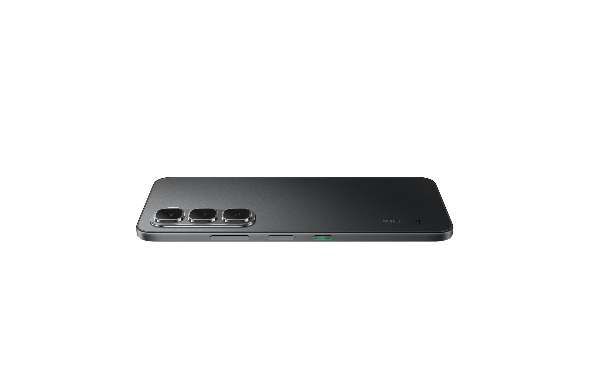 Beyaz zemin üzerinde üç kamera lensli siyah bir akıllı telefon. Telefon hafif açılı duruyor ve Infinix logosu görünüyor.