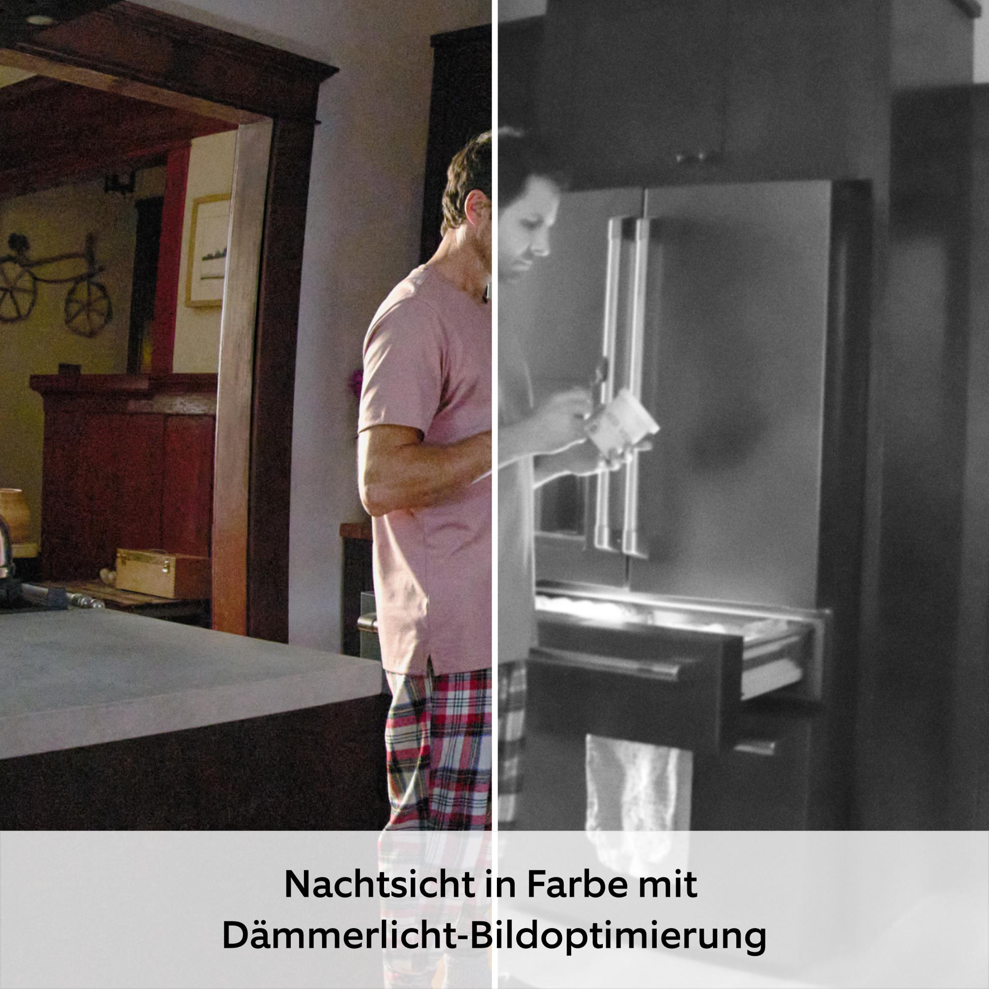 Mann in rosa Hemd und karierter Hose, betrachtet Papiere in der Nähe eines Kühlschranks. Nachtsicht in Farbe.