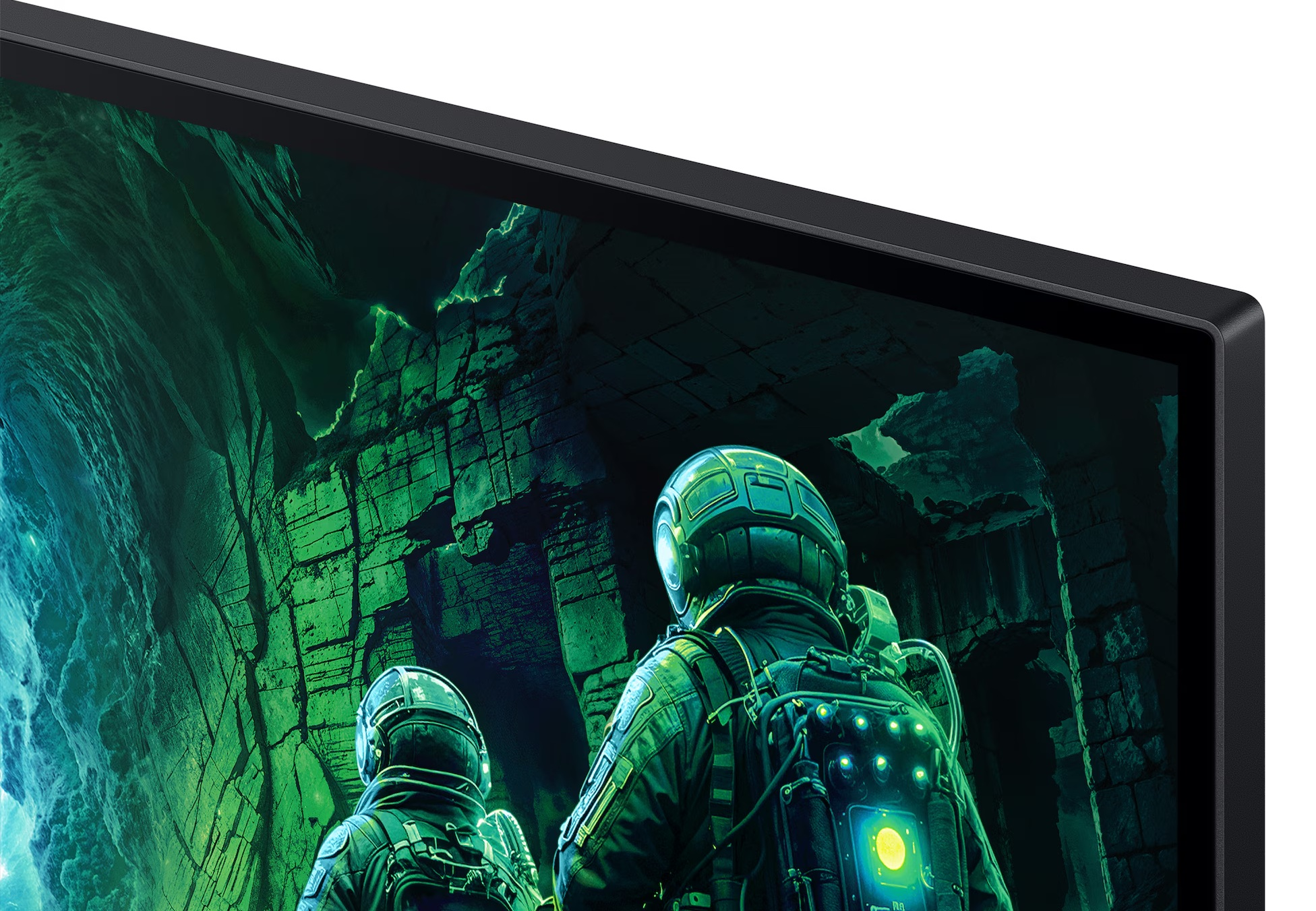 Dwóch astronautów w hełmach i plecakach eksploruje zielono oświetloną jaskinię. Ramka monitora obramowuje obraz.