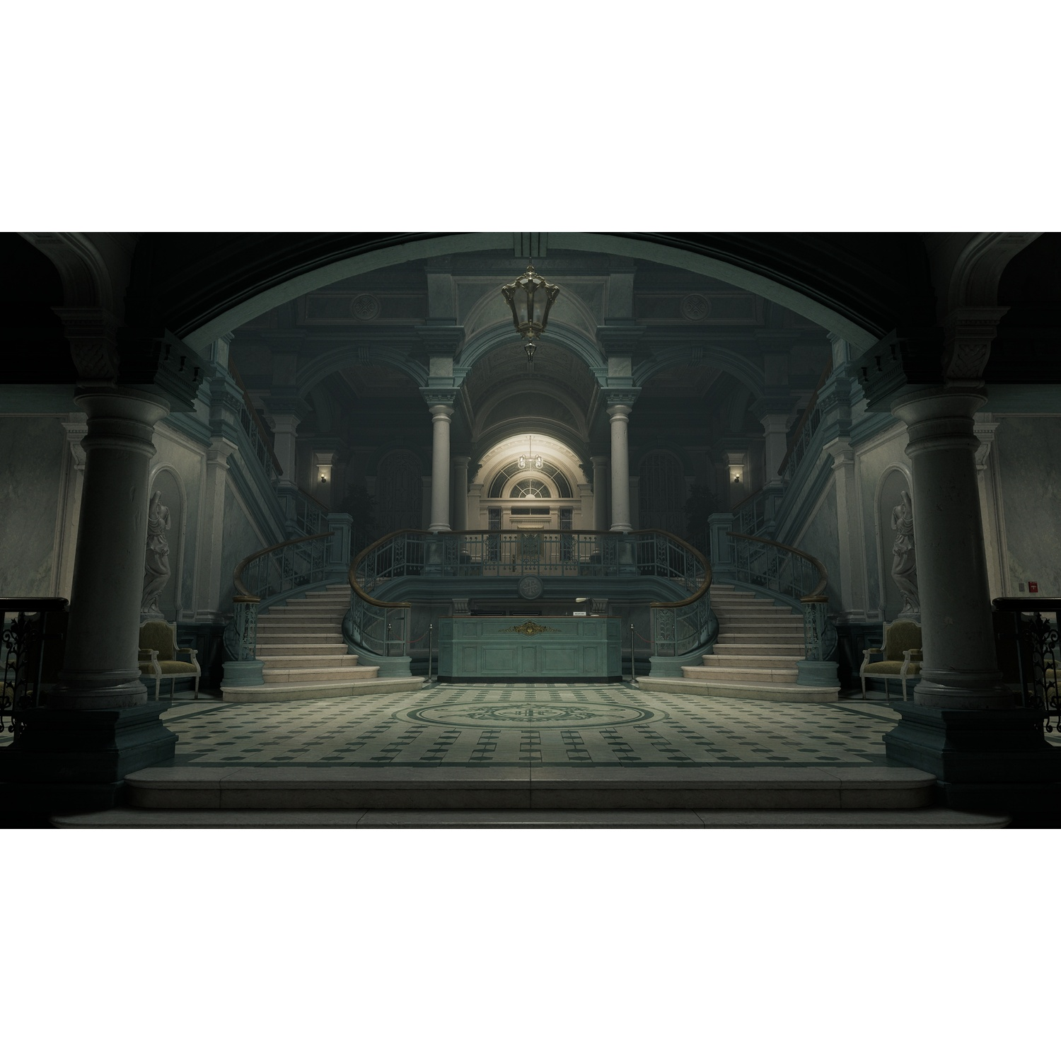 Grande sala con due scale. Un banco della reception è al centro. Statue e colonne fiancheggiano la sala. C'è un lampadario.