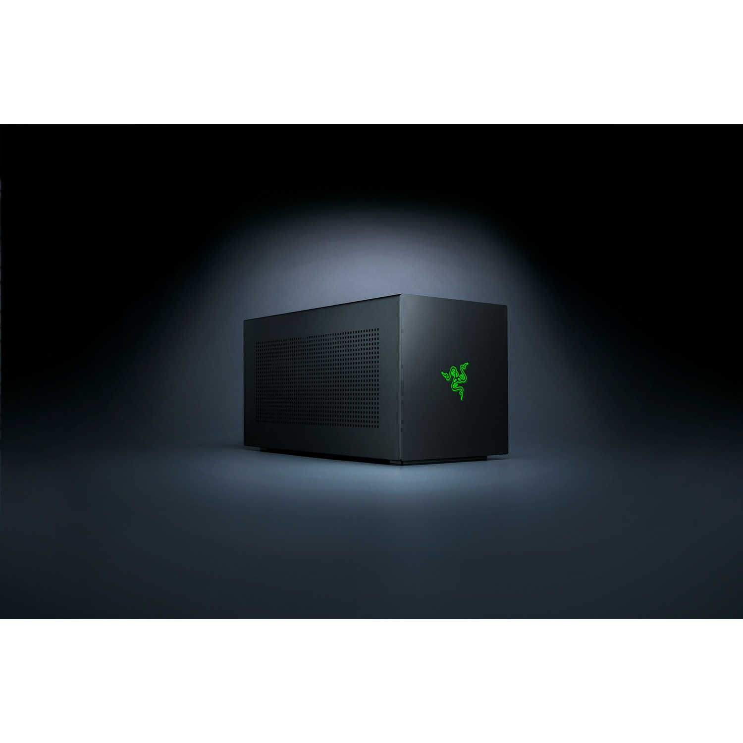 Un boîtier d'ordinateur noir avec le logo Razer vert. Il est posé sur une surface sombre et éclairé par le haut.
