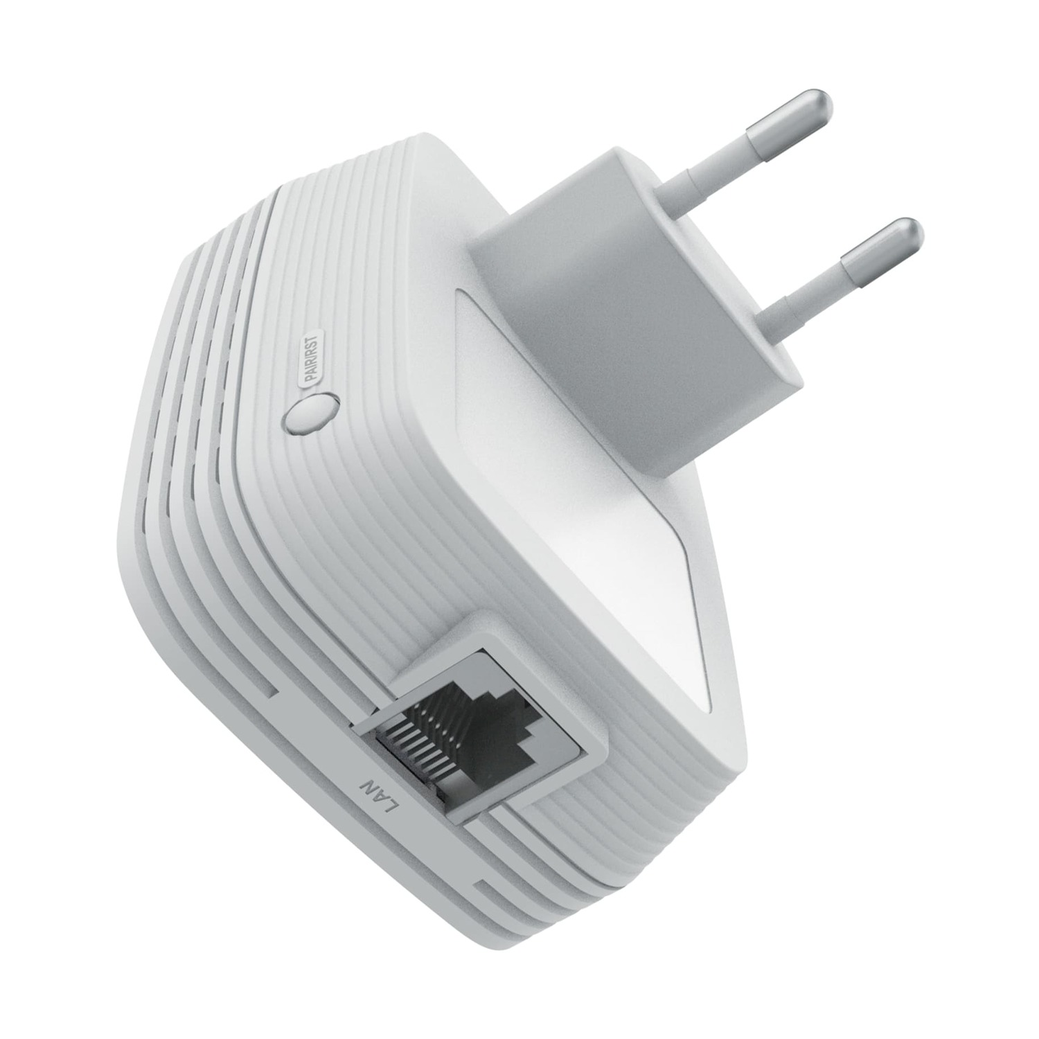Un adattatore powerline bianco con spina europea. Ha una porta LAN e un pulsante pair/reset. Il dispositivo è angolato su sfondo bianco.