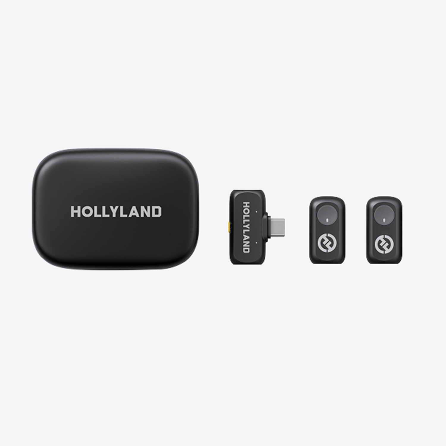 Siyah Hollyland çantası ve üç cihaz. Bir cihaz bir USB-C alıcısıdır. İkisi siyah kablosuz mikrofon vericisidir.