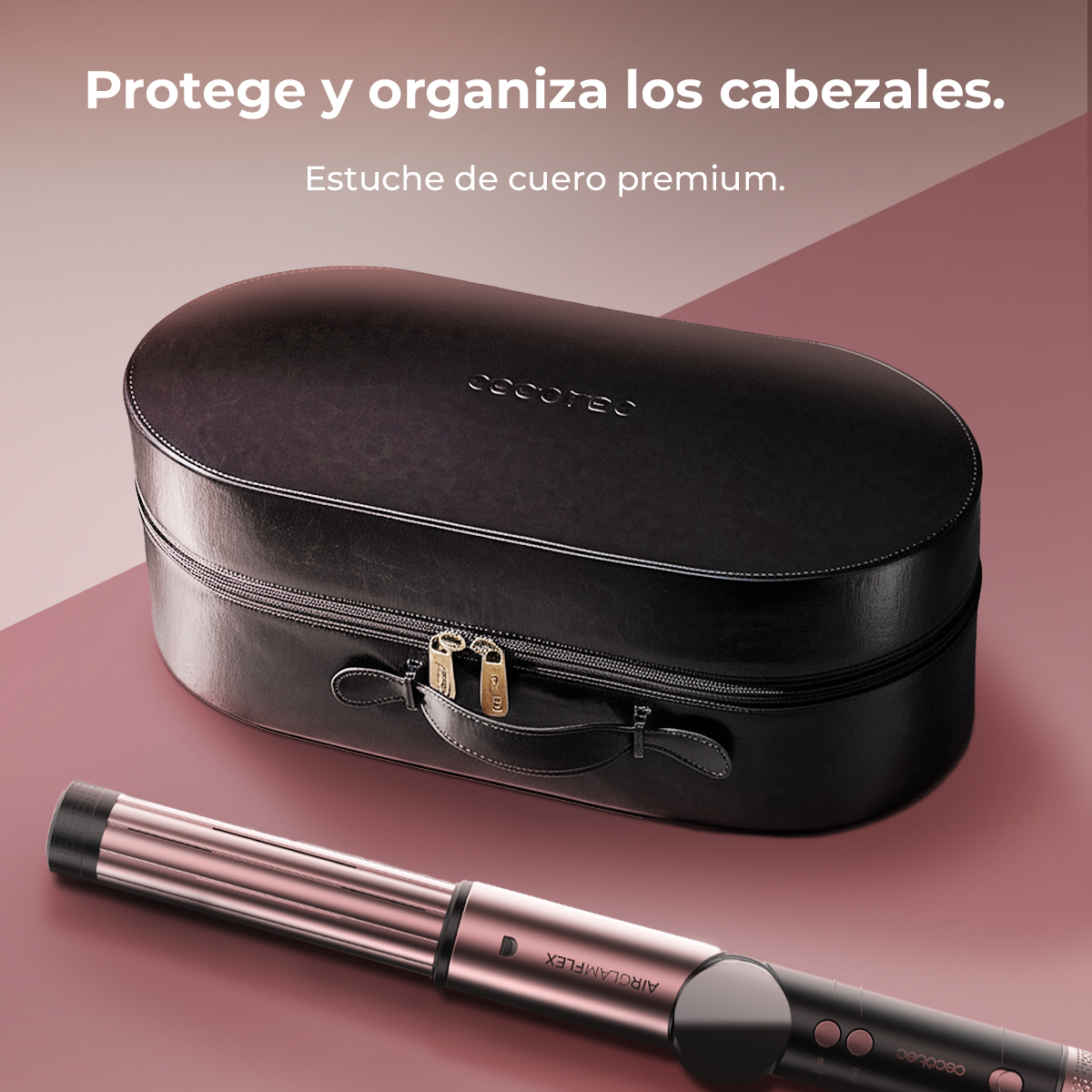 Una funda de cuero negro y un rizador de pelo en oro rosa sobre una superficie rosa. La funda dice 'Cecotec'.