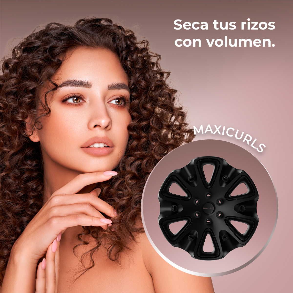 Mujer con cabello rizado, sosteniendo su barbilla. Un accesorio negro para secador de pelo en el fondo, con texto 'MAXICURLS'.