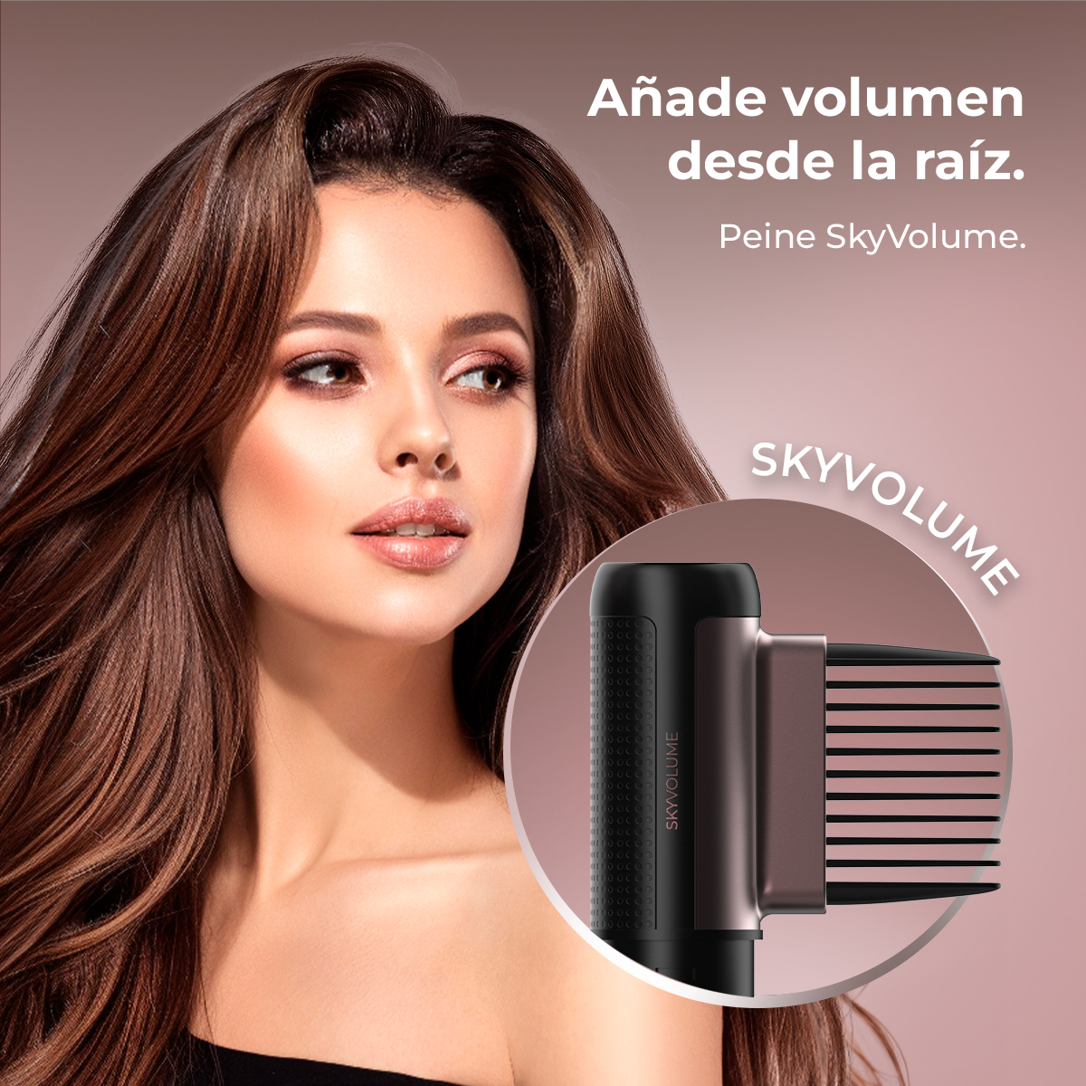 Mujer con pelo largo castaño, mirando hacia otro lado. Se muestra una herramienta para el cabello. El texto dice: 'Añade volumen desde la raíz. Peine SkyVolume'.