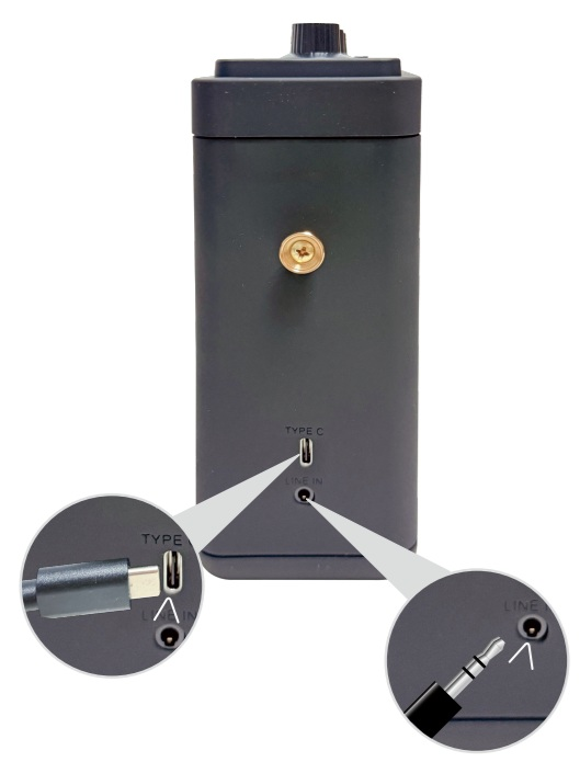Czarne urządzenie z pokrętłem, złotą śrubą i portami Type C i Line In. Zbliżenia pokazują włożony kabel i wtyczkę.
