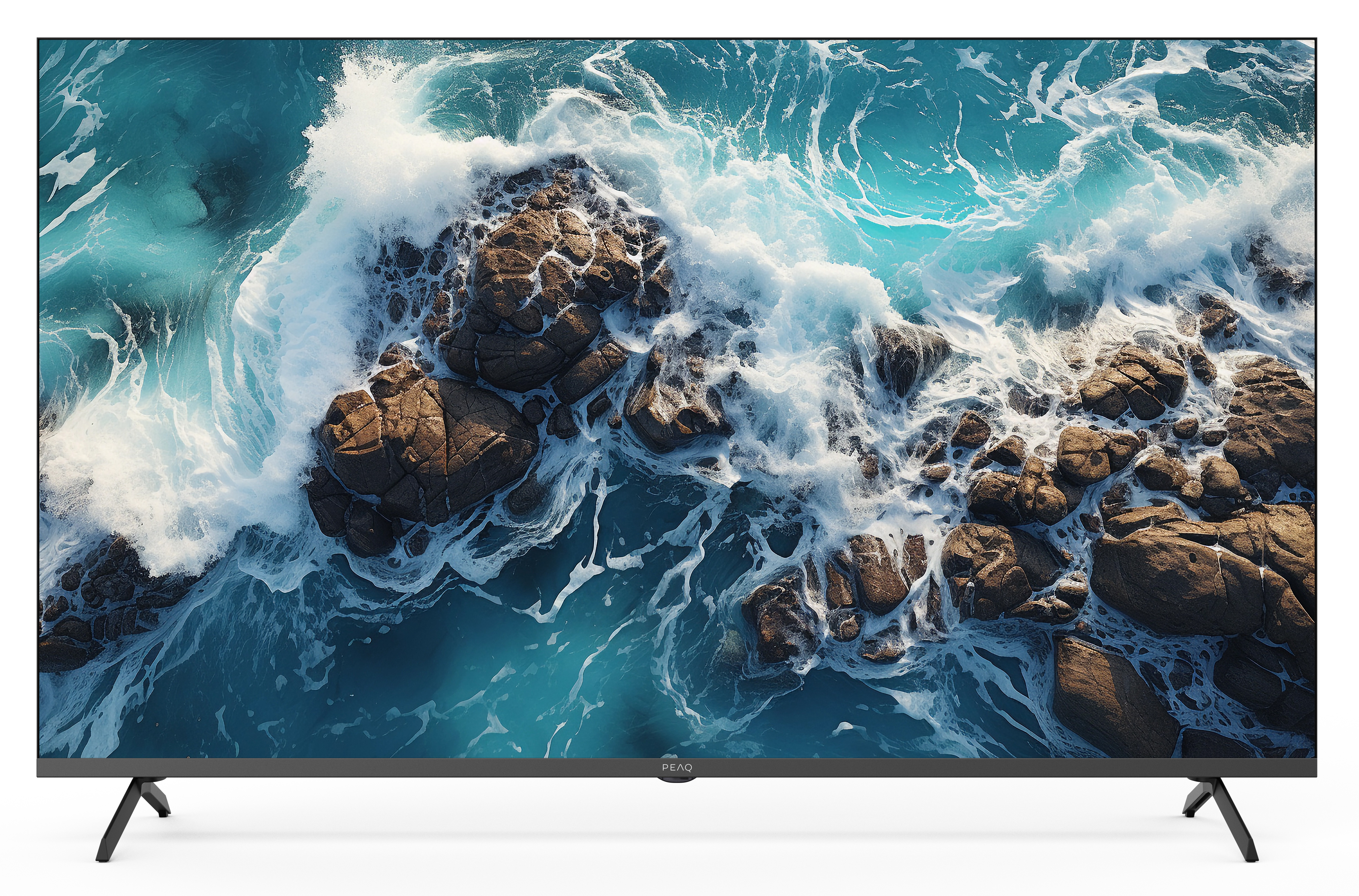 Ekran telewizora wyświetla widok z lotu ptaka na fale oceanu rozbijające się o skały w odcieniach niebieskiego i brązu.