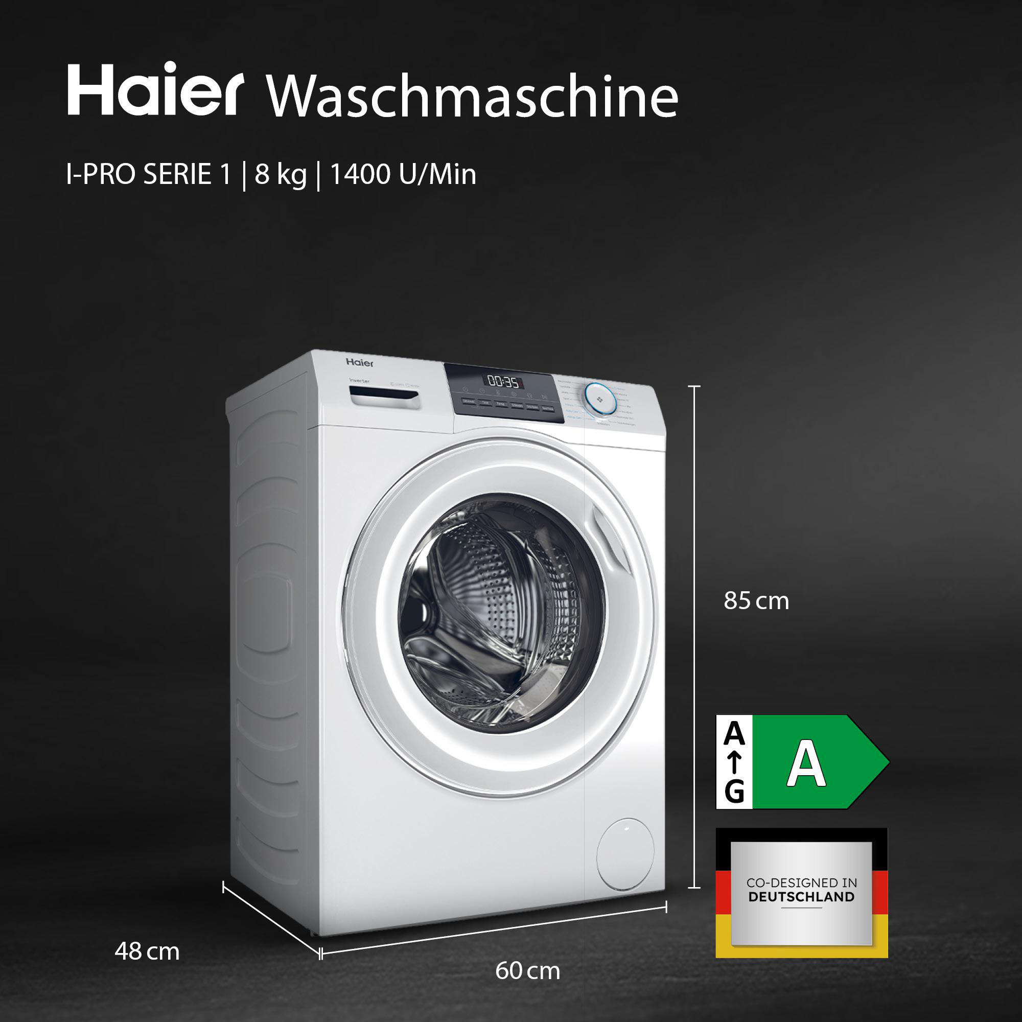 Eine weiße Haier Waschmaschine mit Abmessungen und Energielabel vor dunklem Hintergrund.