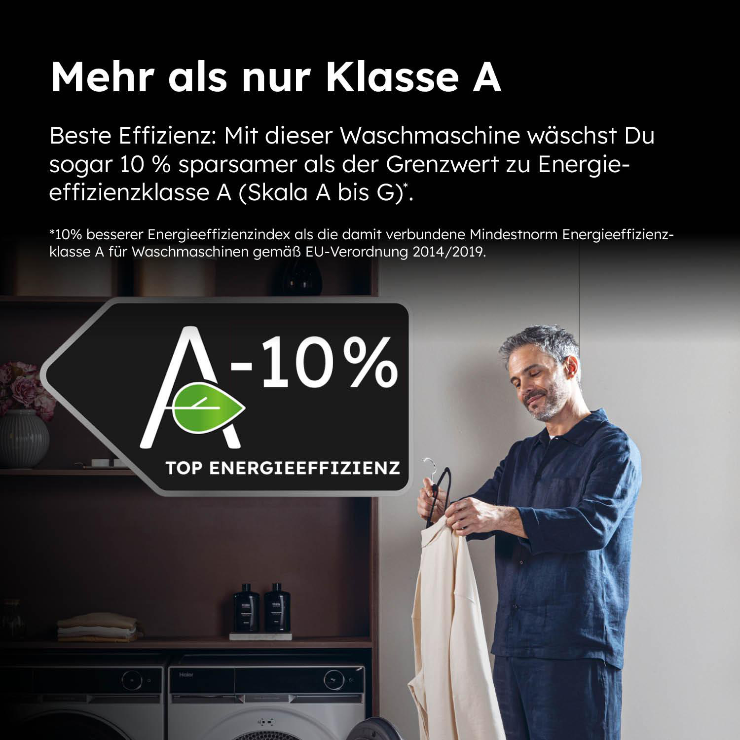 Mann hält Hemd, in der Nähe einer Waschmaschine. Text sagt 'Mehr als nur Klasse A' und 'A-10% TOP ENERGIEEFFIZIENZ'.