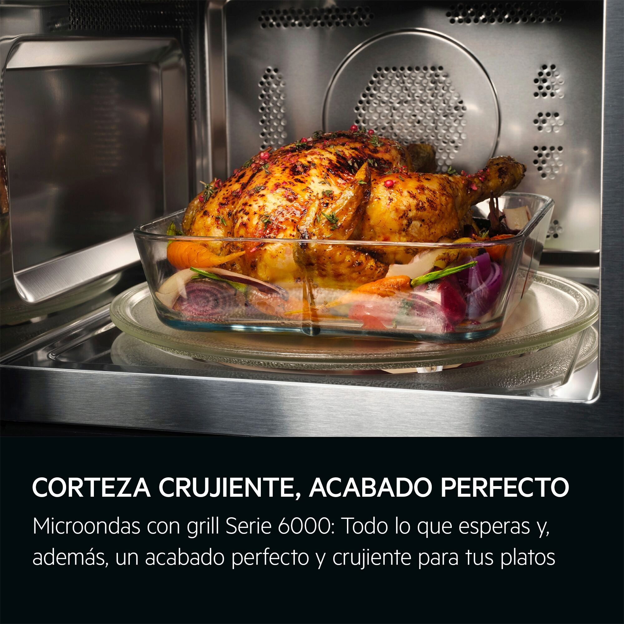 Un pollo asado con verduras en un recipiente de vidrio dentro de un microondas. El pollo es dorado.