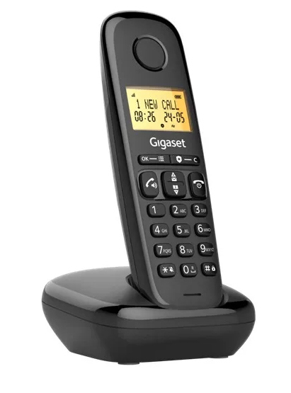 Czarny telefon bezprzewodowy Gigaset z podstawą. Ekran pokazuje '1 NOWE POŁĄCZENIE'. Widoczne są przyciski i klawiatura.