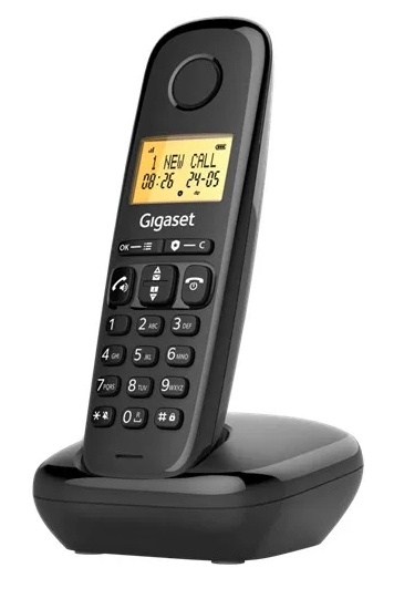 Czarny telefon bezprzewodowy Gigaset na stacji ładującej, ekran pokazuje powiadomienie o nowym połączeniu.