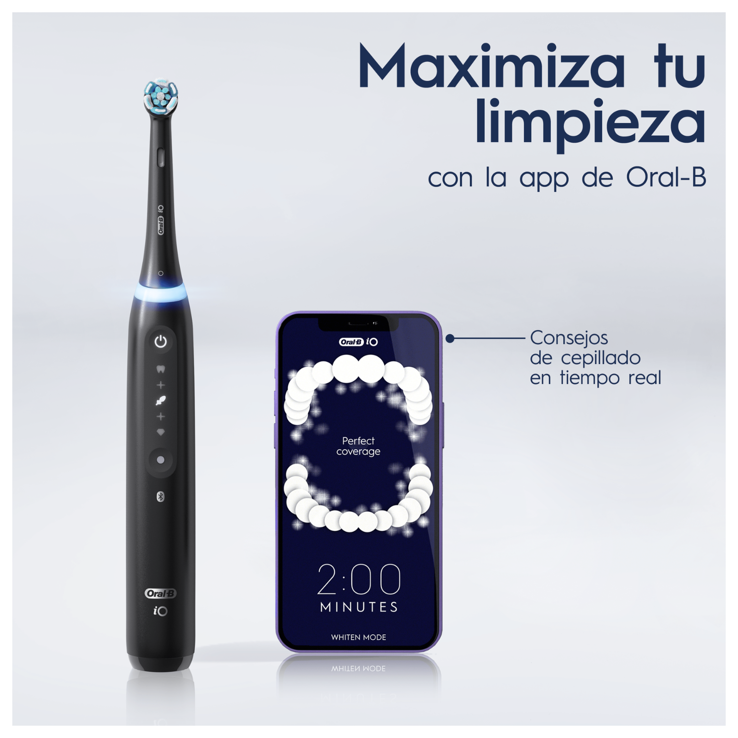 Cepillo de dientes negro Oral-B iO junto a un teléfono que muestra orientación de cepillado. Texto: 'Maximiza tu limpieza con la app Oral-B'.