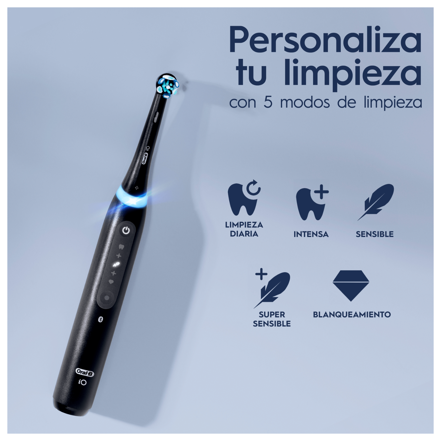 Cepillo de dientes eléctrico Oral-B iO negro con luz azul e iconos de 5 modos de limpieza sobre fondo azul claro.