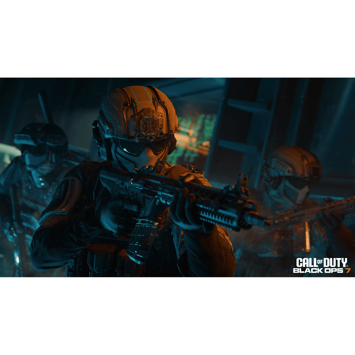 Tres soldados con equipo táctico sostienen rifles. La figura central está enfocada, con casco y máscara, y el logo de Call of Duty.