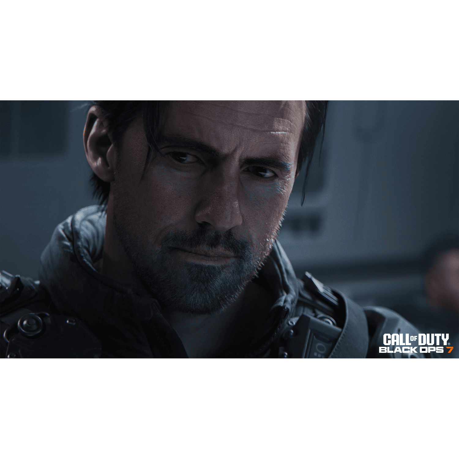 Primer plano de un hombre con cabello oscuro y barba, mirando fijamente. Lleva una chaqueta oscura y el logotipo de Call of Duty: Black Ops 7 es visible.