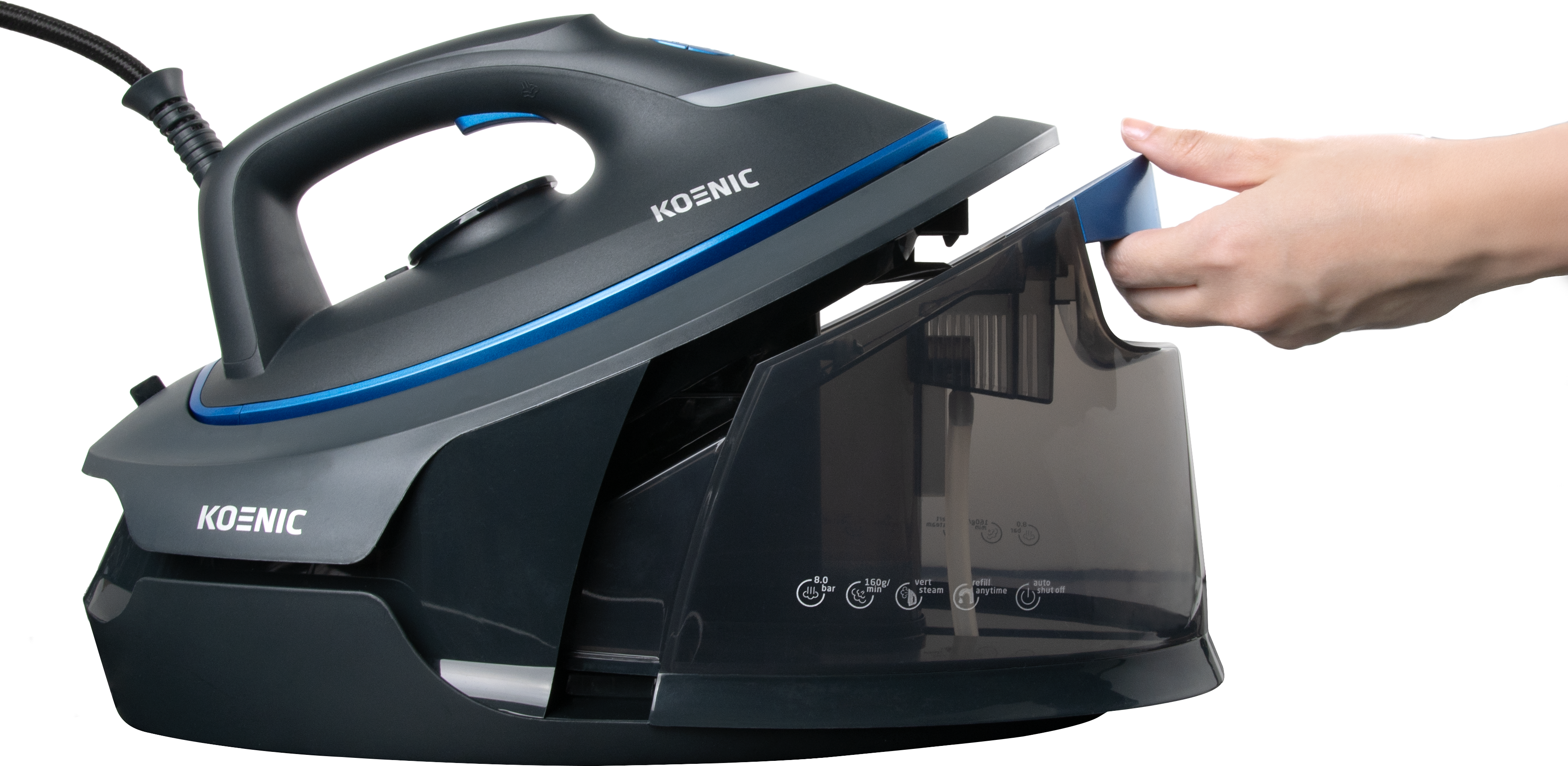 Un fer à repasser gris foncé avec un accent bleu, maintenu ouvert par une main. La marque 'KOENIC' est visible.