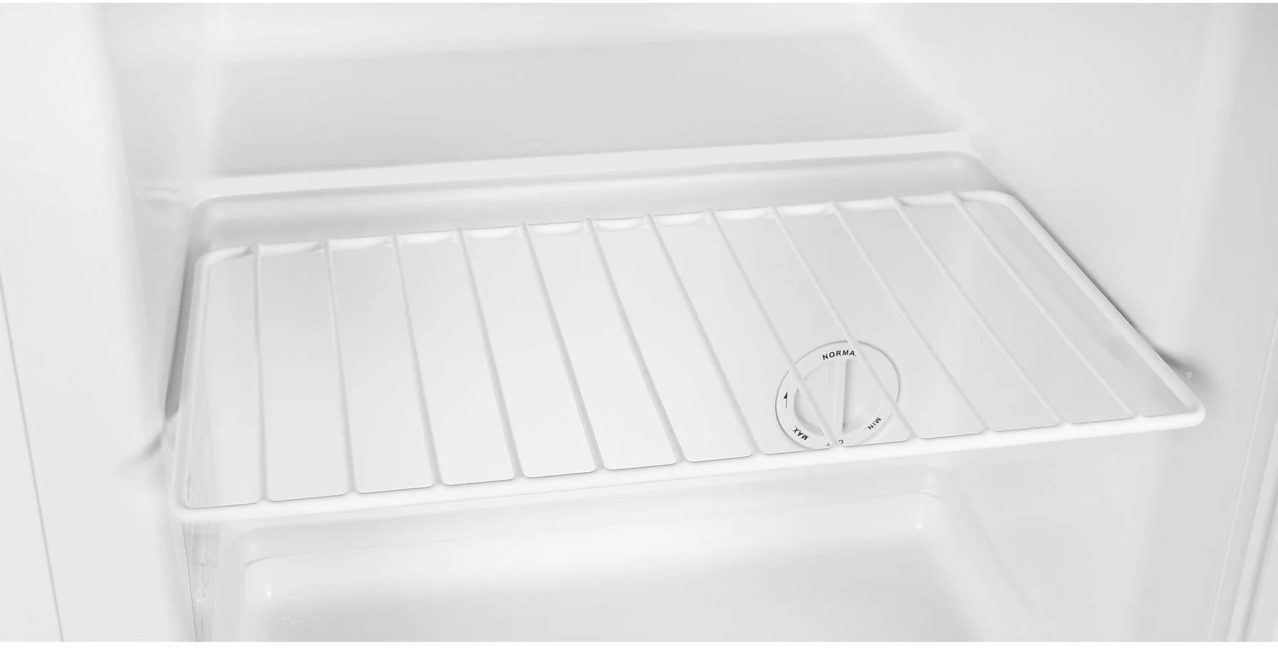 À l'intérieur d'un réfrigérateur blanc, une étagère en fil de fer est visible, ainsi qu'un bouton de contrôle de la température étiqueté « Norma », « Max » et « Min ».