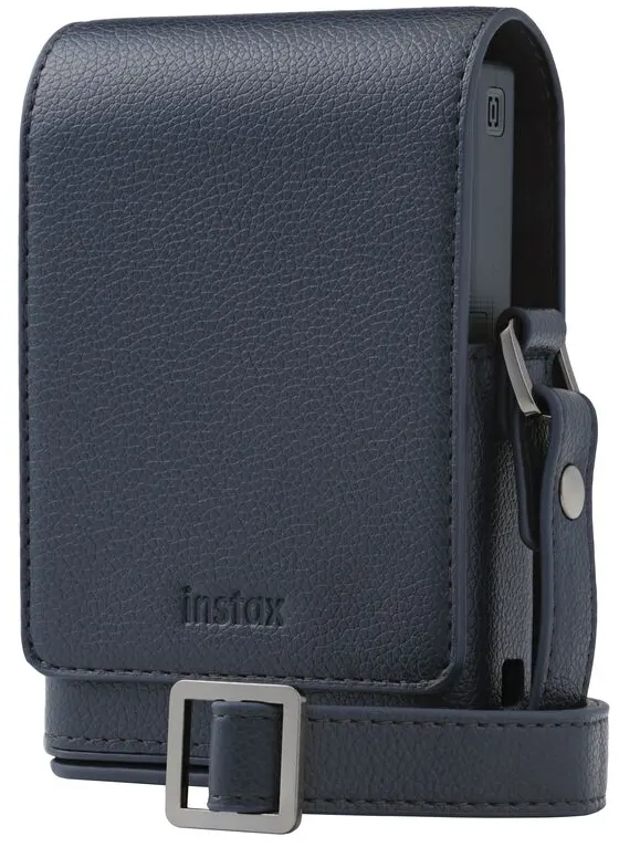 Una custodia blu navy per fotocamera Instax con cinturino. La custodia ha una superficie strutturata, una fibbia e il marchio 'instax'.