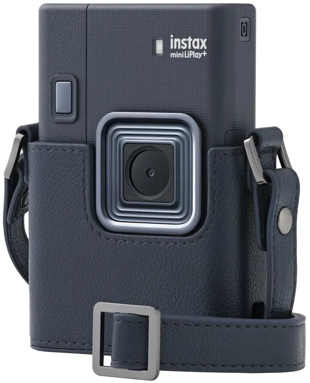 Una fotocamera instax mini LiPlay+ blu scuro con custodia e cinturino. La fotocamera ha un obiettivo, pulsanti e il marchio.