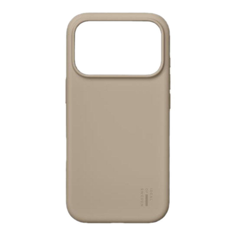 Eine beige Handyhülle mit Kameraausschnitt. Die Hülle hat abgerundete Kanten. Der Text "Ideal of Sweden" steht unten rechts.