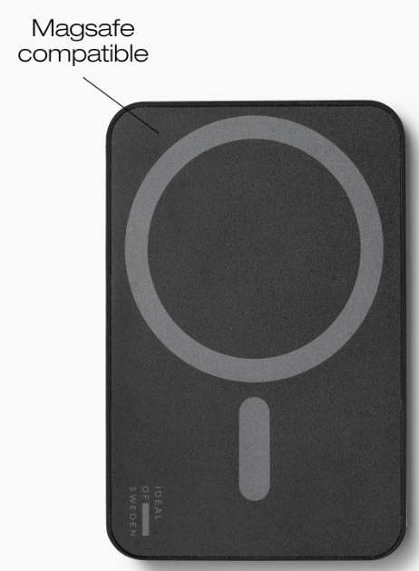 Base di ricarica nera compatibile Magsafe con anello e indicatore grigi. Logo 'Ideal of Sweden' in basso.