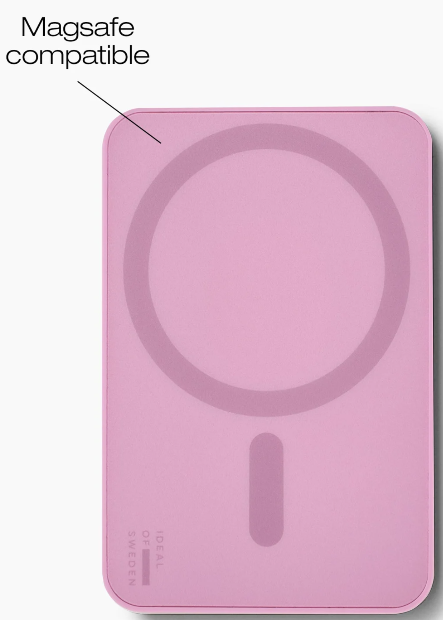 Caricabatterie rosa compatibile con Magsafe. Ha una forma circolare e rettangolare sulla superficie. Il marchio è Ideal of Sweden.