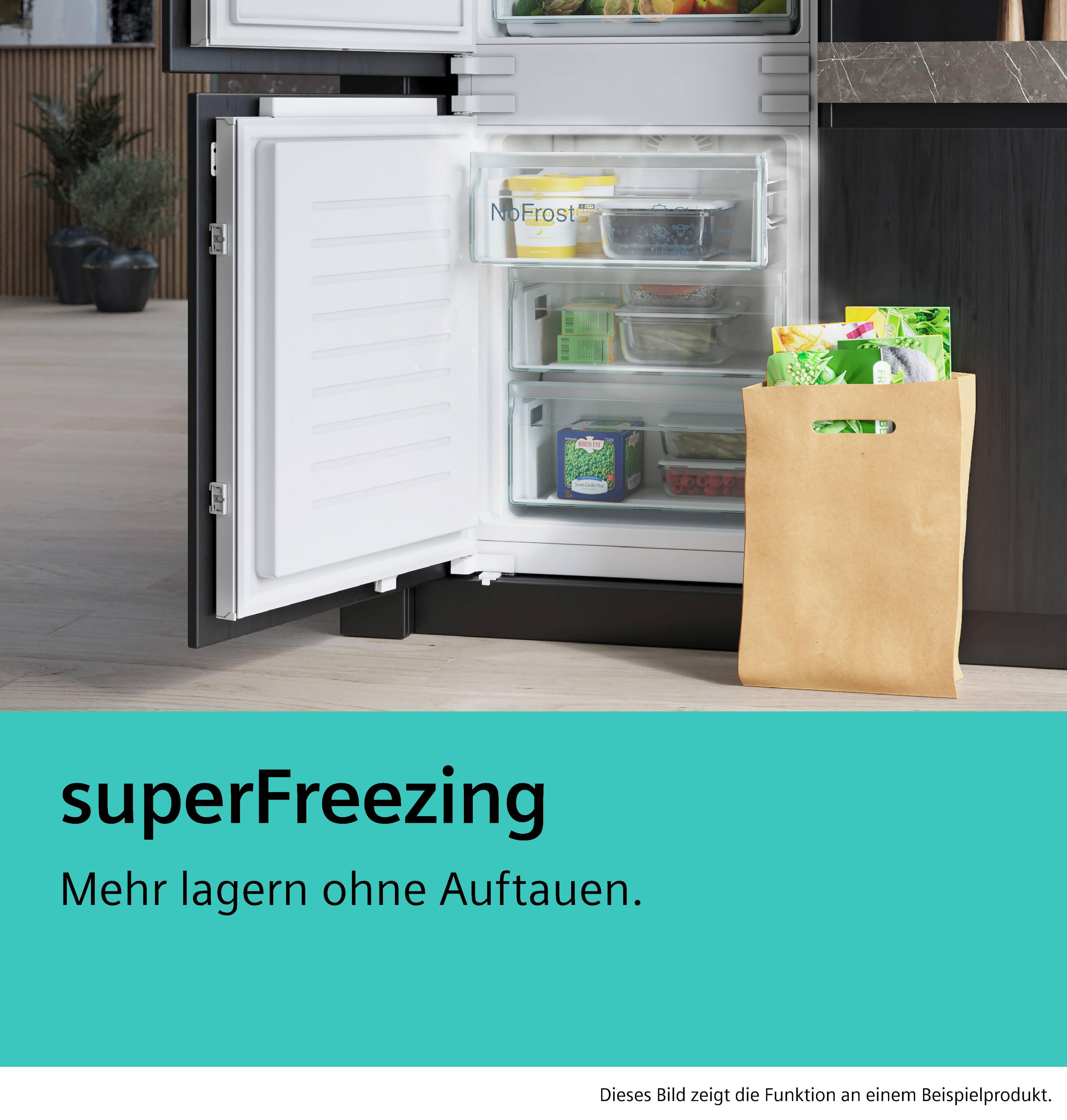 Offener Kühlschrank mit Lebensmitteln und einer Papiertüte. Der Text unten lautet superFreezing und Mehr lagern ohne Auftauen.
