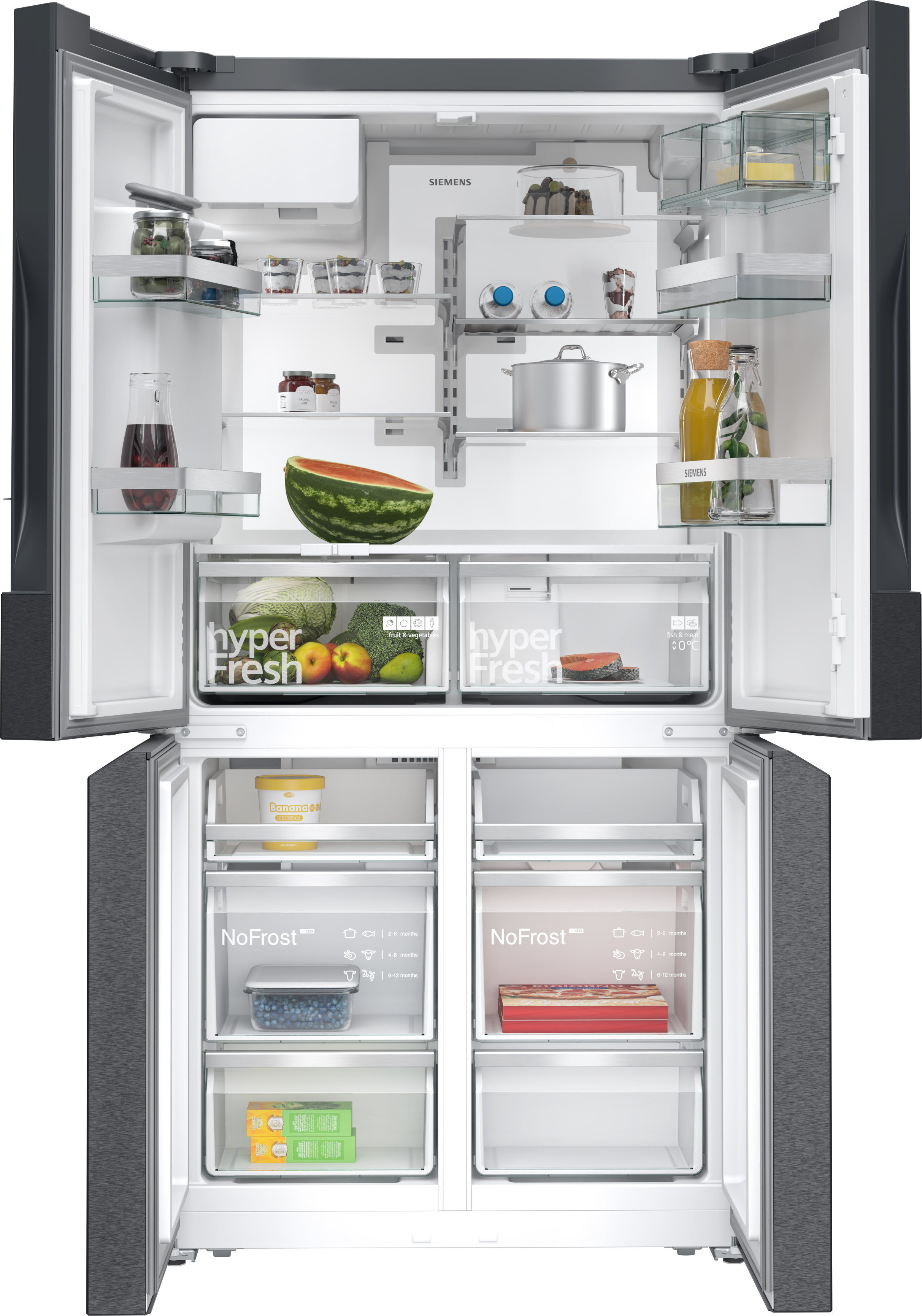 Offener Kühlschrank voller Lebensmittel. Wassermelone, Früchte, Gemüse und Behälter sind sichtbar. Markenname Siemens ist sichtbar.