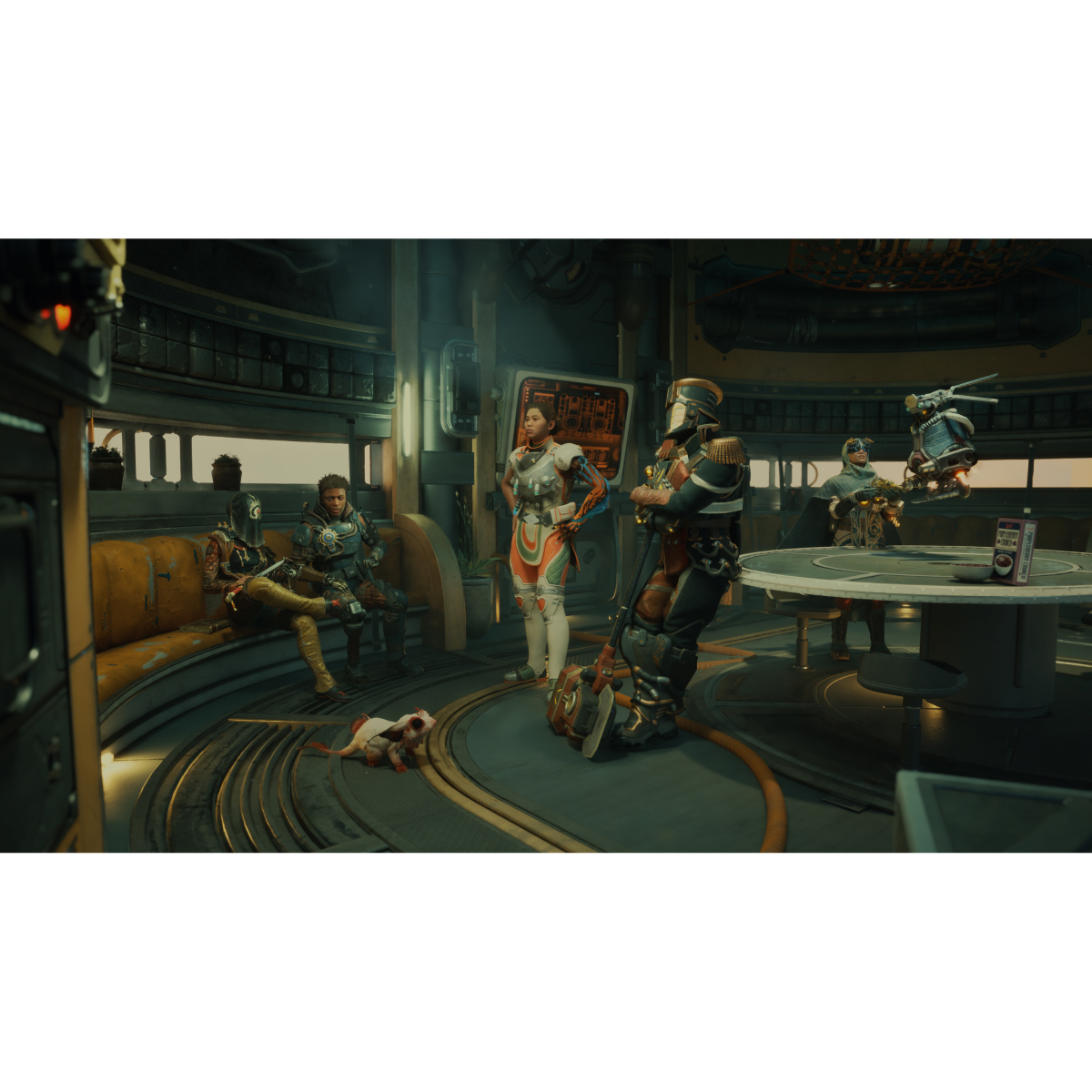 Escena de ciencia ficción: grupo de personas con atuendo futurista, algunas de pie, otras sentadas en un sofá amarillo. Una mesa y una criatura en el suelo.