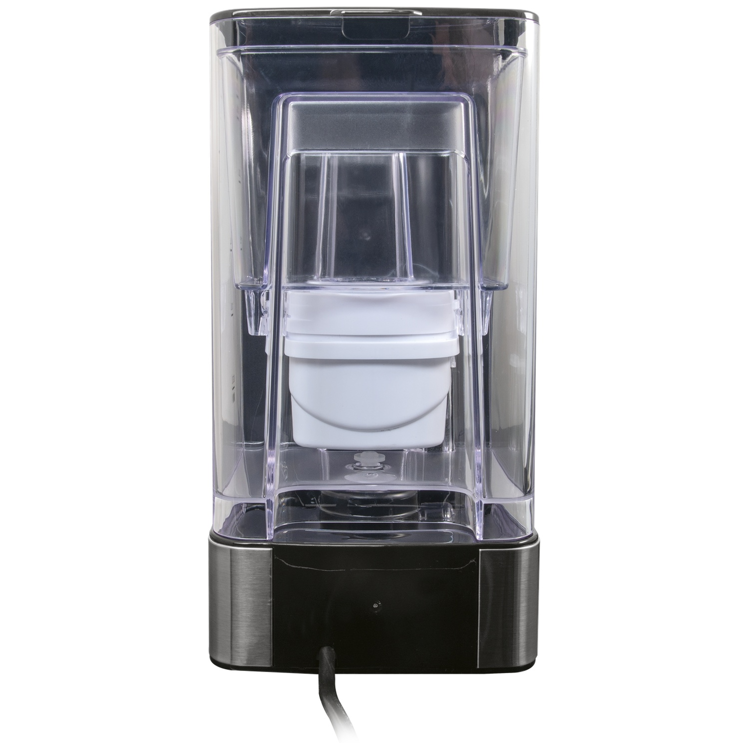 Een heldere waterfilterkan. Het heeft een zwarte basis, een zilveren middengedeelte en een helder plastic bovendeel met een wit filter.