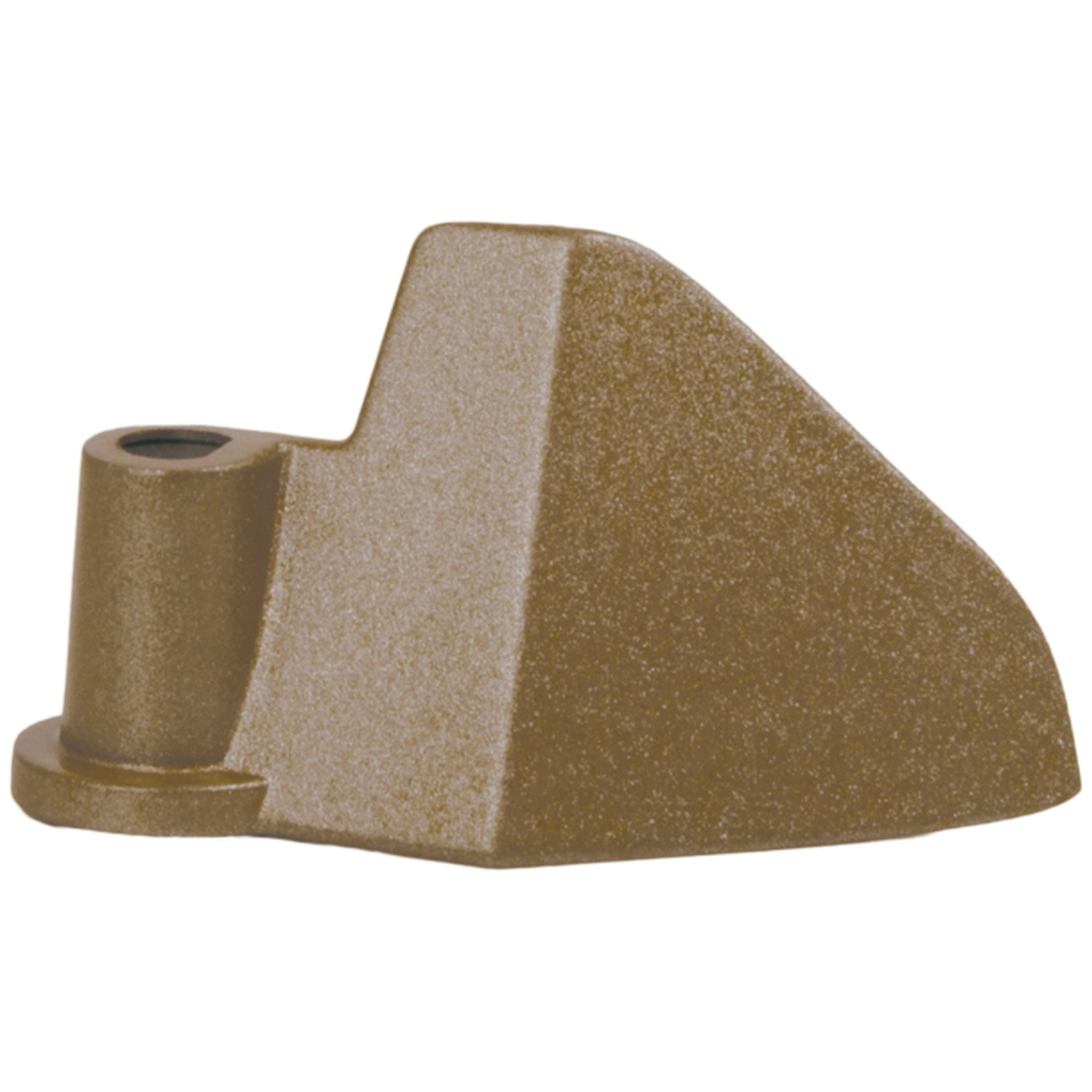 Un objet métallique de couleur bronze. Il a une forme triangulaire à droite et un cylindre avec un trou à gauche, sur fond blanc.