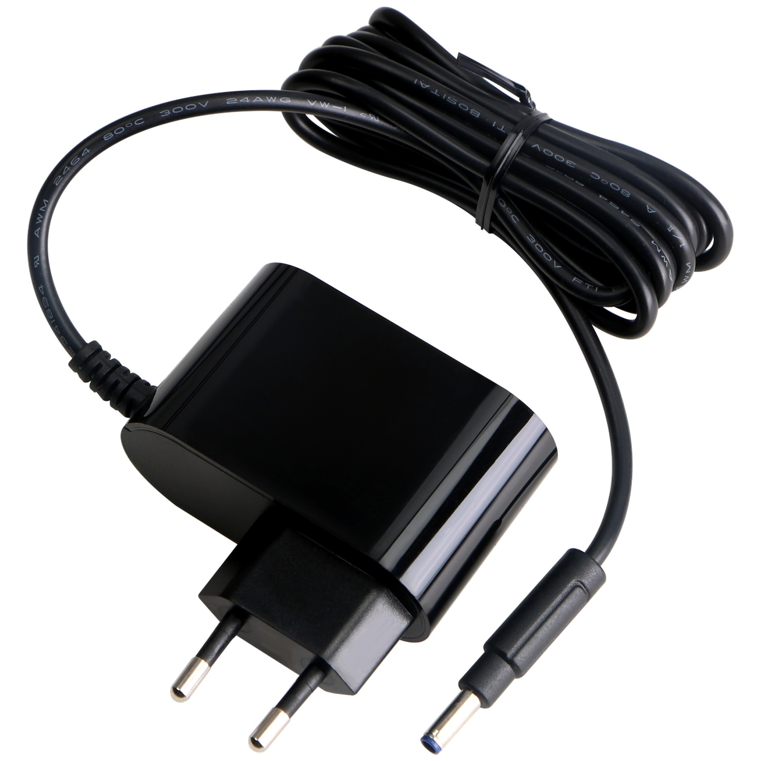 Een zwarte voedingsadapter met een Europese stekker en een opgerolde zwarte kabel. De stekker heeft twee zilveren pinnen.