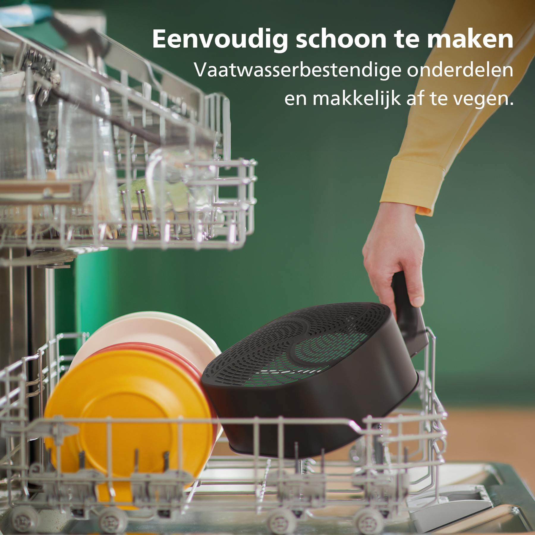 Dishwasher with dishes, a person holding a black filter. Colors: yellow, red, black, green. Text in Dutch.