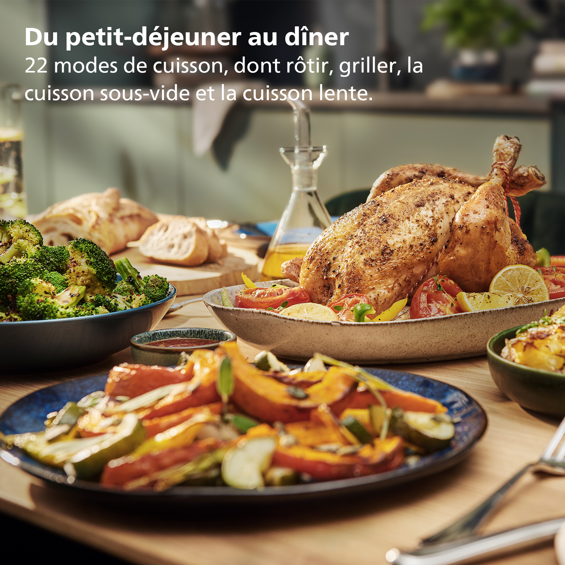 Une table avec poulet rôti, légumes et pain. Le texte en haut dit : 'Du petit-déjeuner au dîner'.