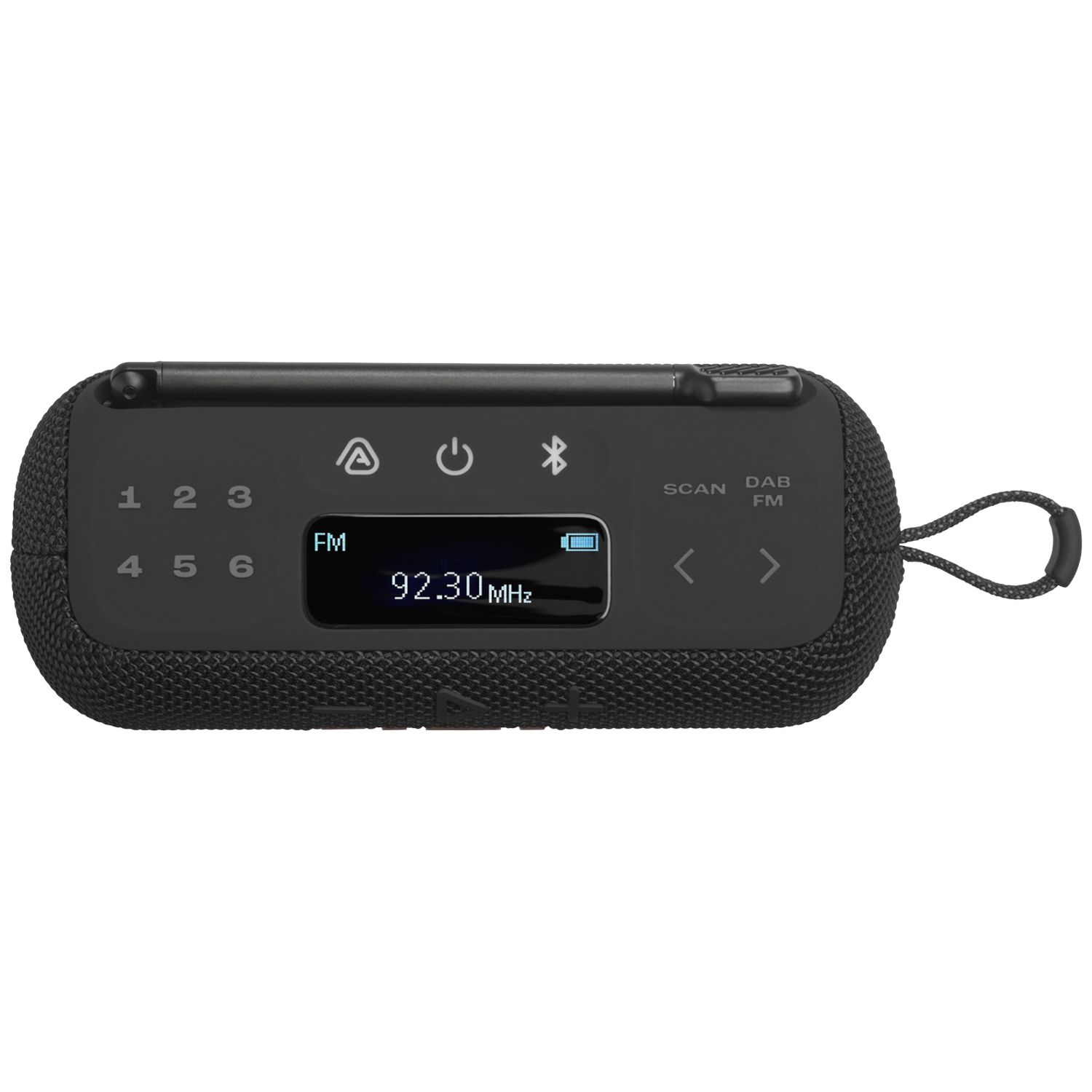 Een zwarte draagbare radio met knoppen, een scherm met 92,30 MHz en een antenne. Het heeft een stofachtige textuur en een lus.