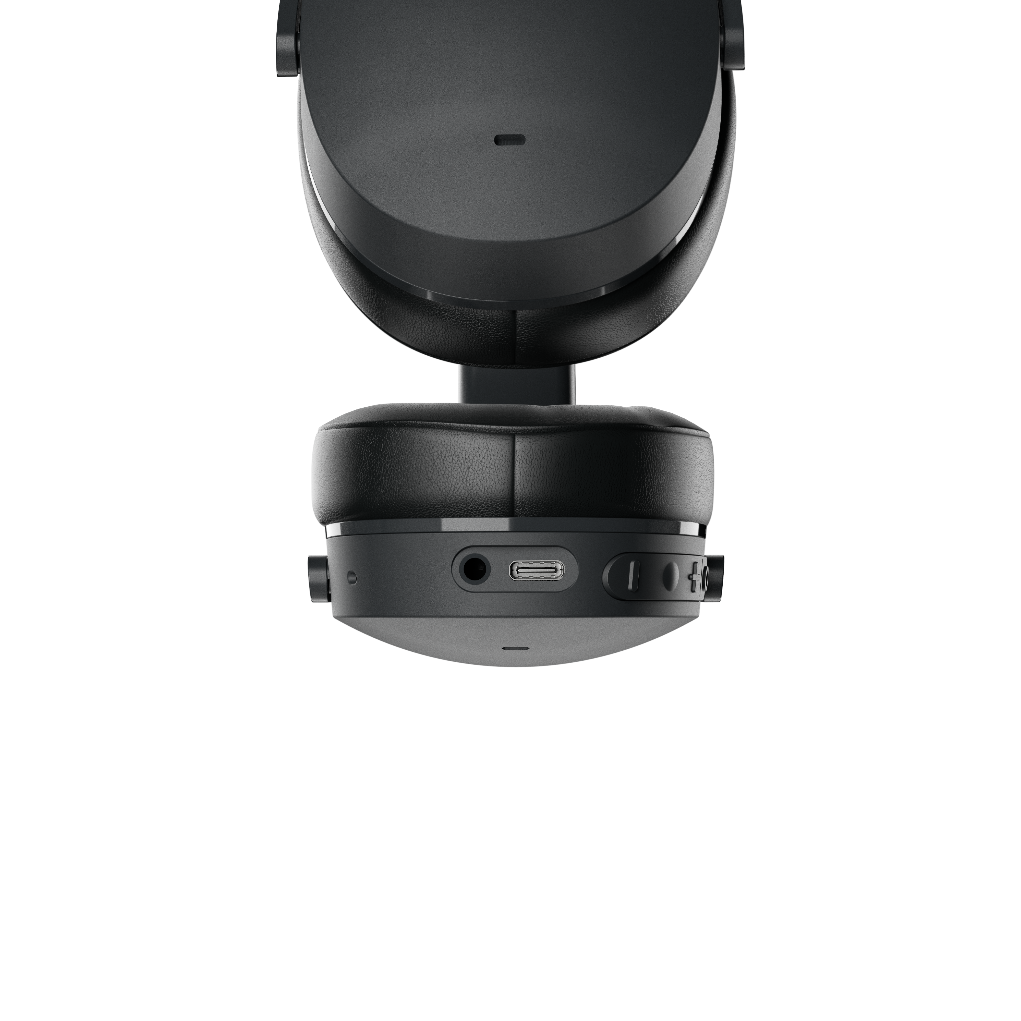 Fekete fejhallgató közelről fekete háttér előtt. A fülkagylók, a fejpánt és az oldalsó portok láthatók. USB-C port látható.