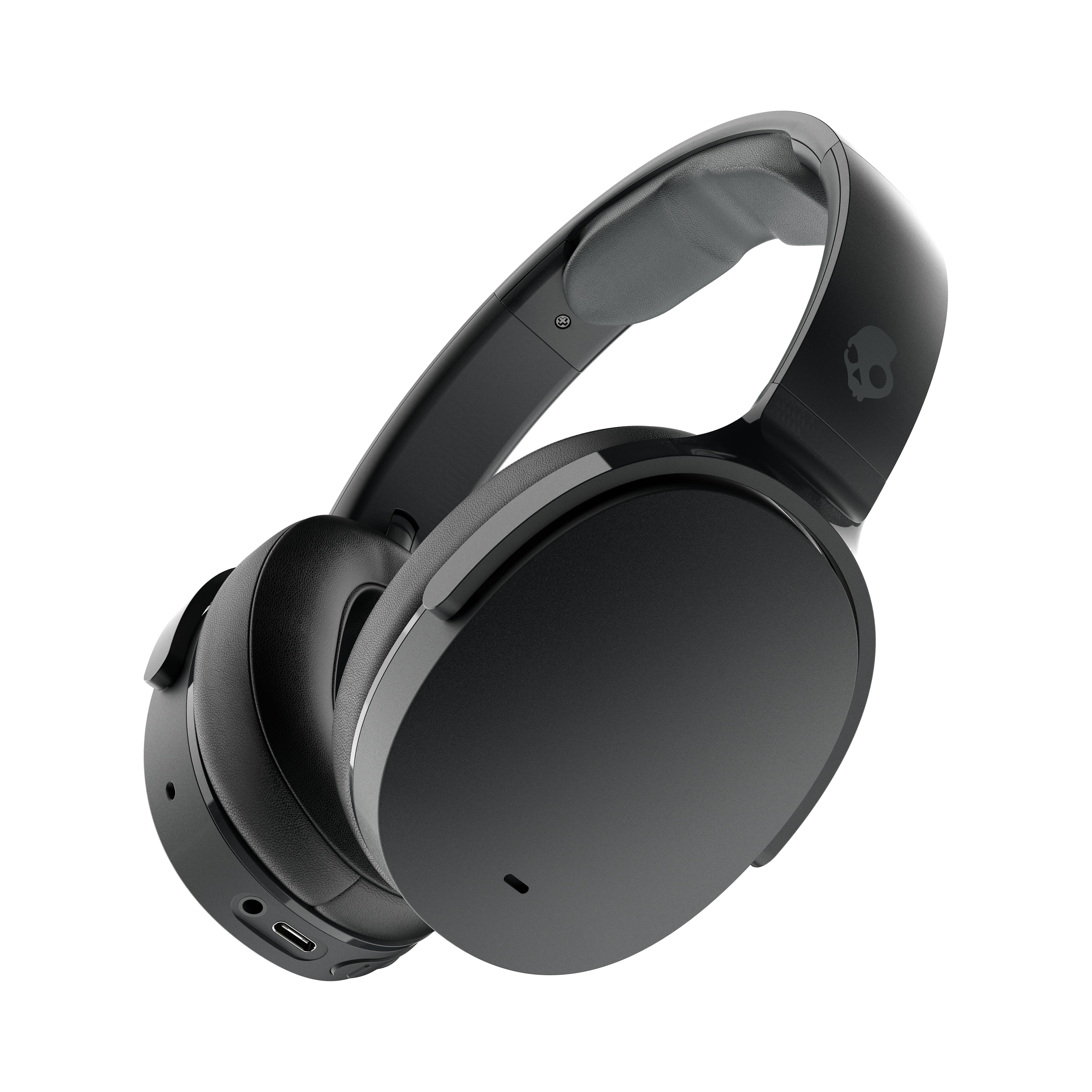 Fekete Skullcandy fejhallgató fehér háttérrel. A fejhallgató szögben van, a fülkagylókat és a fejpántot mutatva.