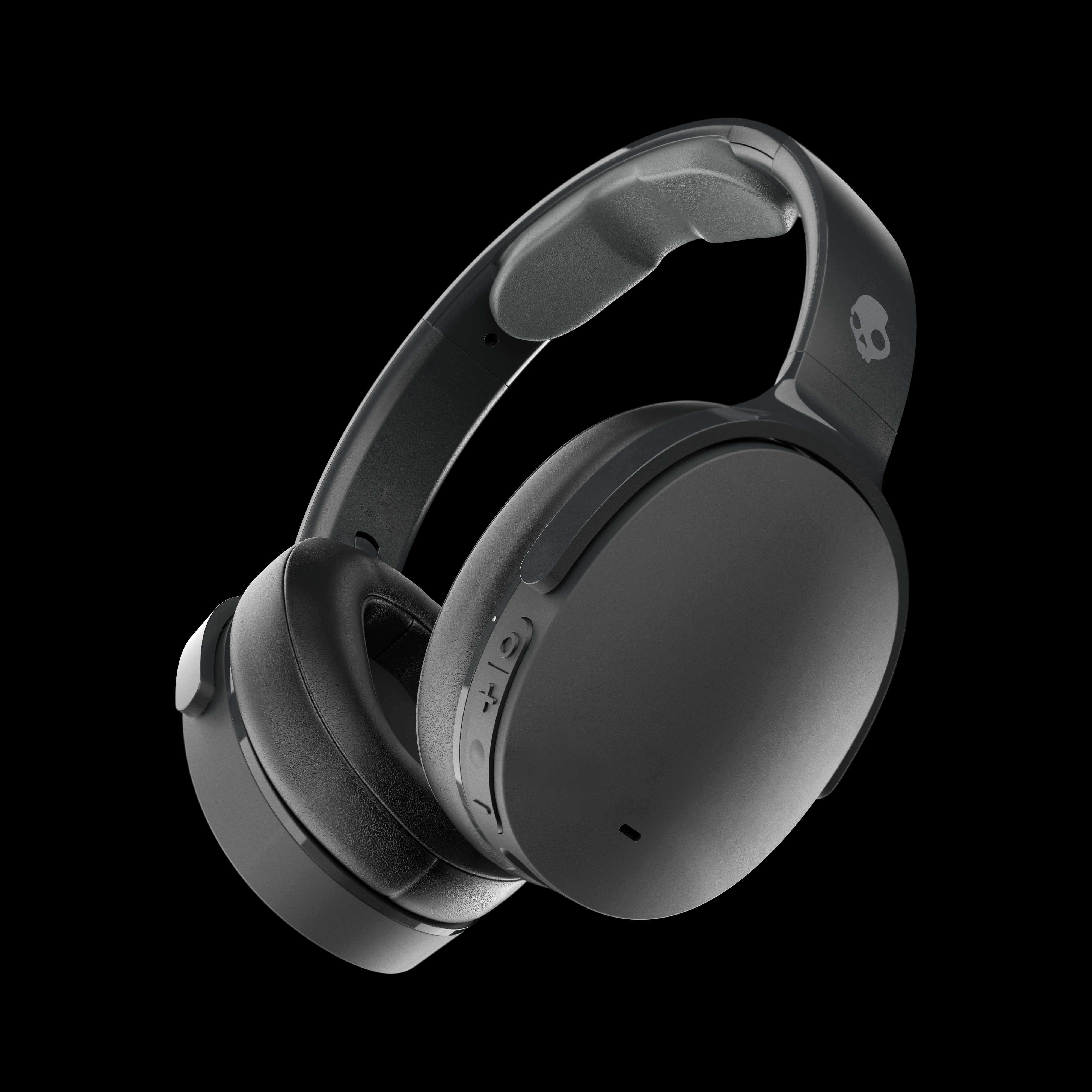 Szürke Skullcandy fejhallgató fekete háttér előtt. A fejhallgatón koponya logó található.