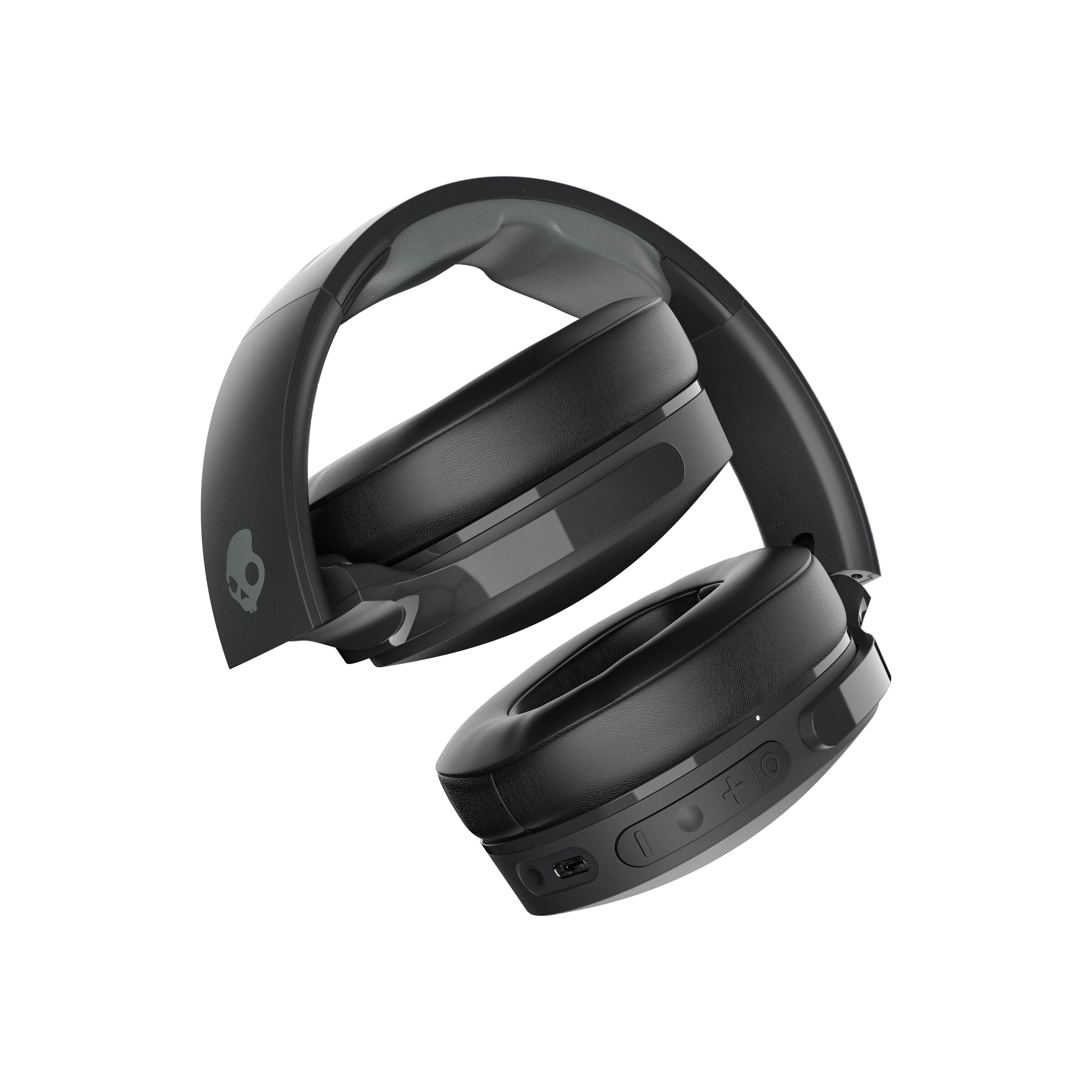 Fekete Skullcandy fejhallgató fekete háttéren. A fejhallgató össze van hajtva.