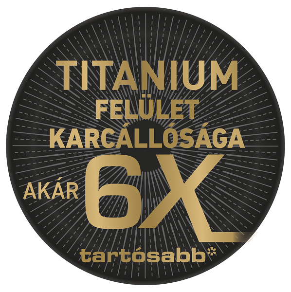Fekete, kör alakú jelvény arany szöveggel. A felirat: 'TITANIUM FELÜLET KARCÁLLÓSÁGA 6X AKÁR tartósabb'.