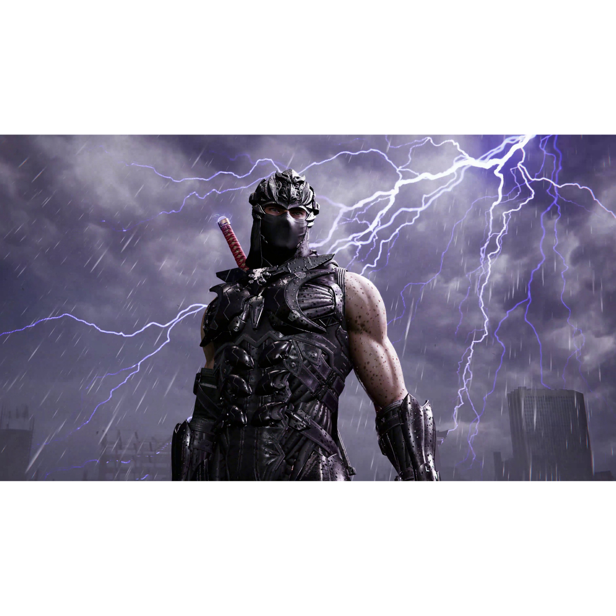 Un ninja está bajo la lluvia y los rayos. Viste una armadura negra y una máscara, con una katana. Edificios al fondo.