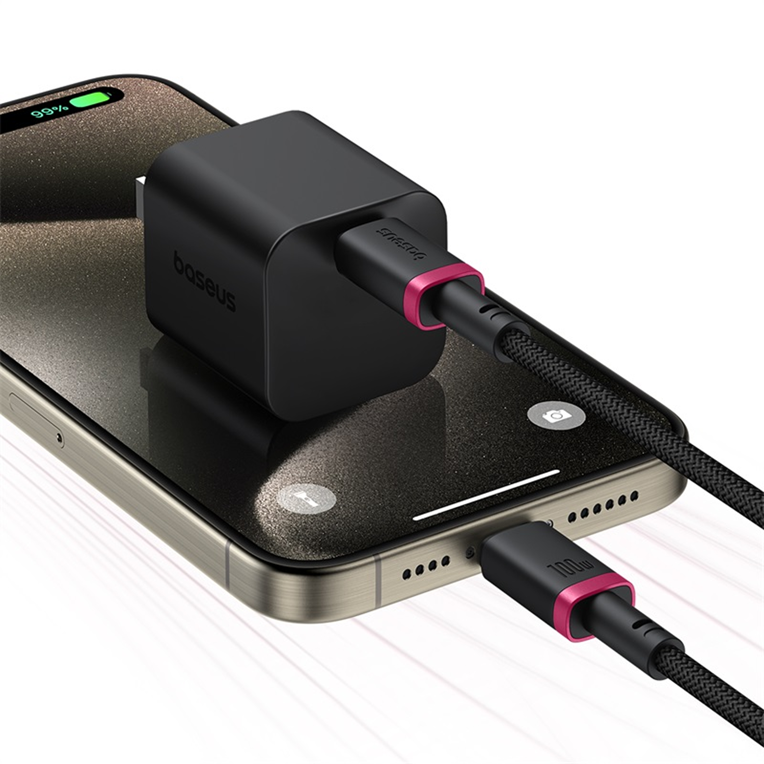 Un cargador Baseus negro conectado a un teléfono con un cable de carga negro. El teléfono muestra un 99% de carga. Se ven detalles rosas.