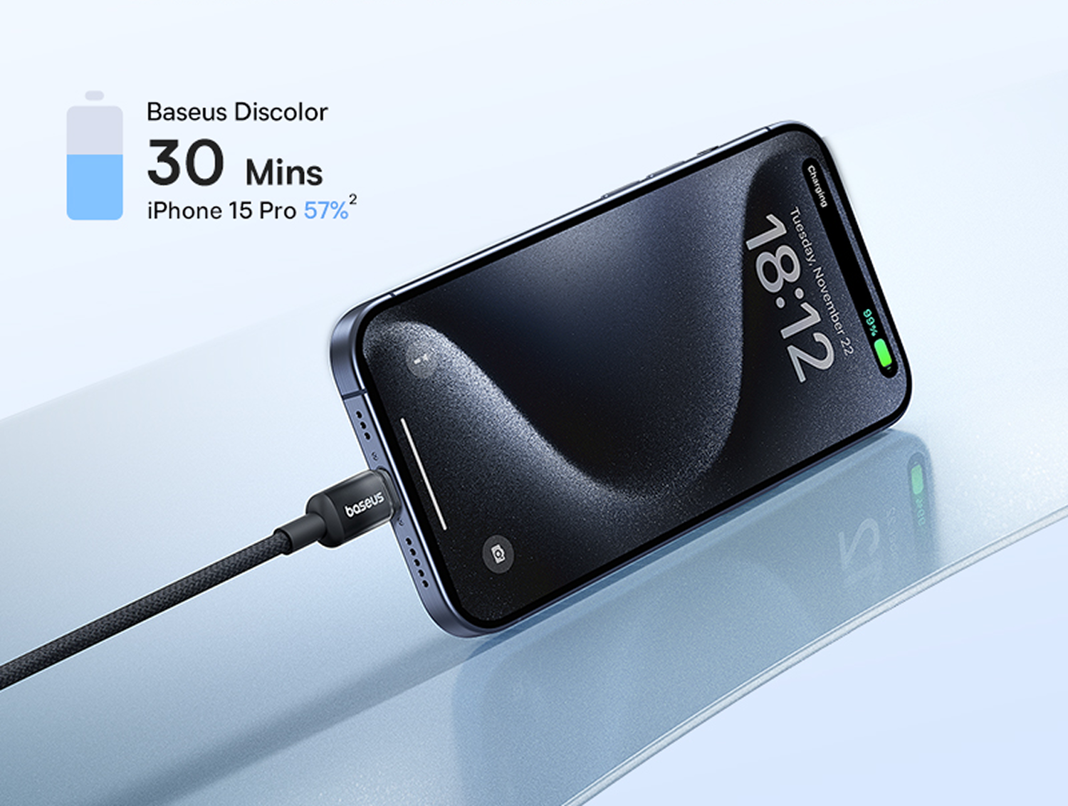 Un iPhone 15 Pro se está cargando. La pantalla muestra la hora y el porcentaje de batería. Un cable cargador está conectado al teléfono.