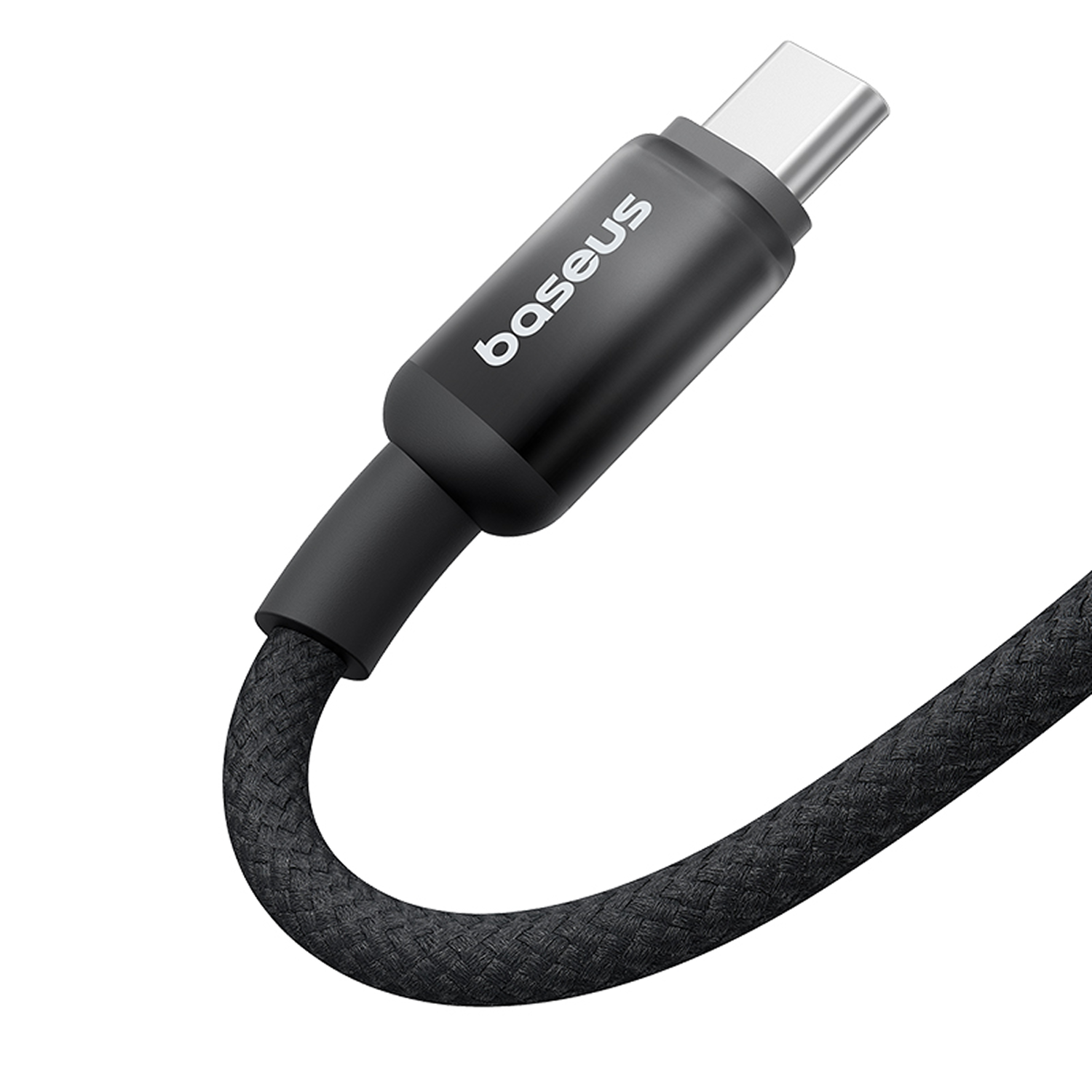 Un cable USB-C negro con textura trenzada. El conector es plateado y el cable tiene el logotipo de Baseus.