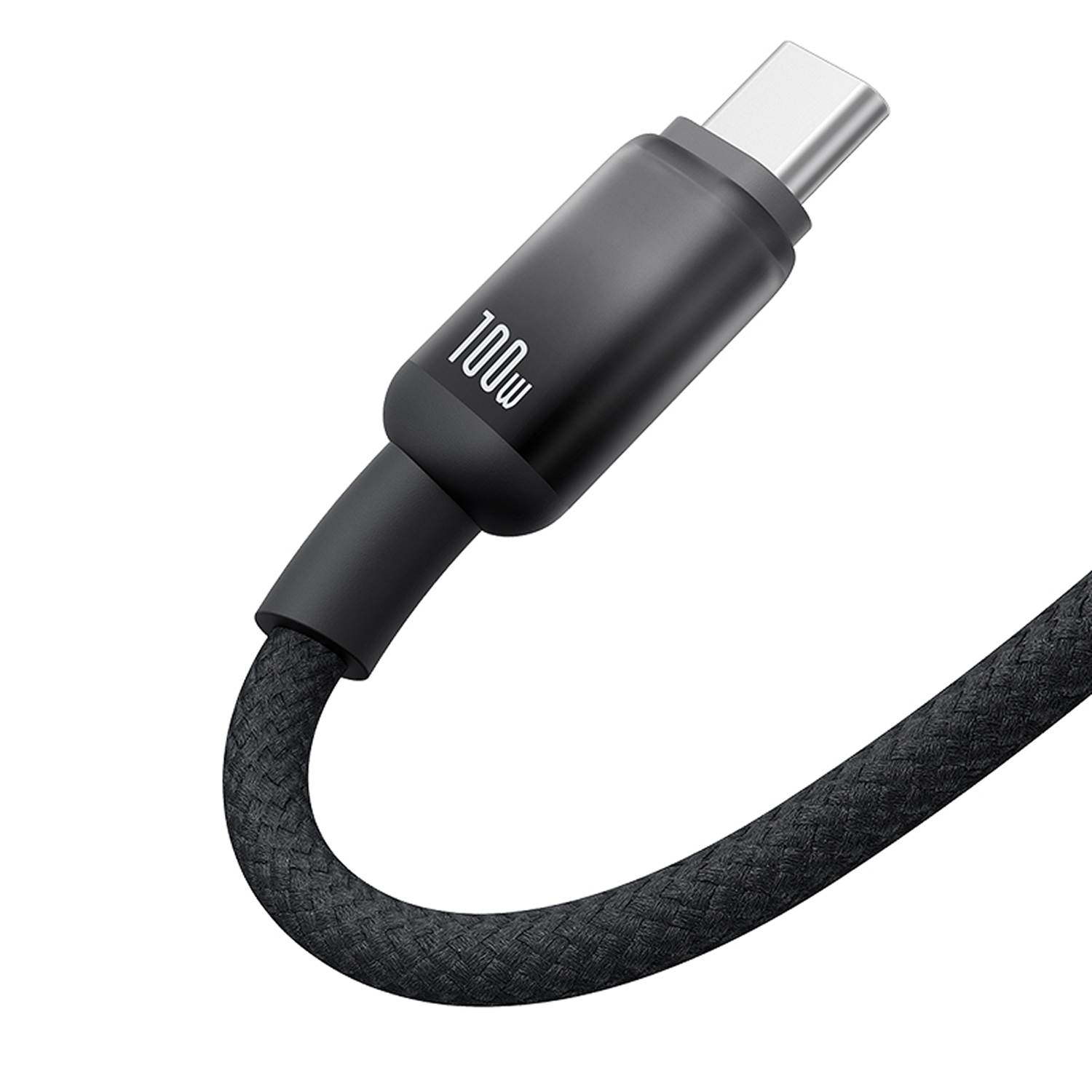 Un cable USB-C negro con textura trenzada. El cable tiene un conector plateado y una etiqueta que dice '100w'.