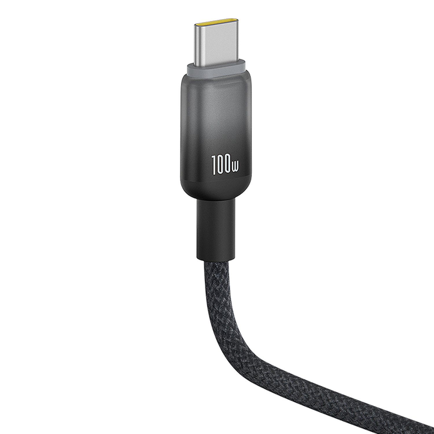 Un cable de carga USB-C. El cable tiene un conector metálico con un acento amarillo. El cuerpo del cable es negro y gris, con 100w impreso.