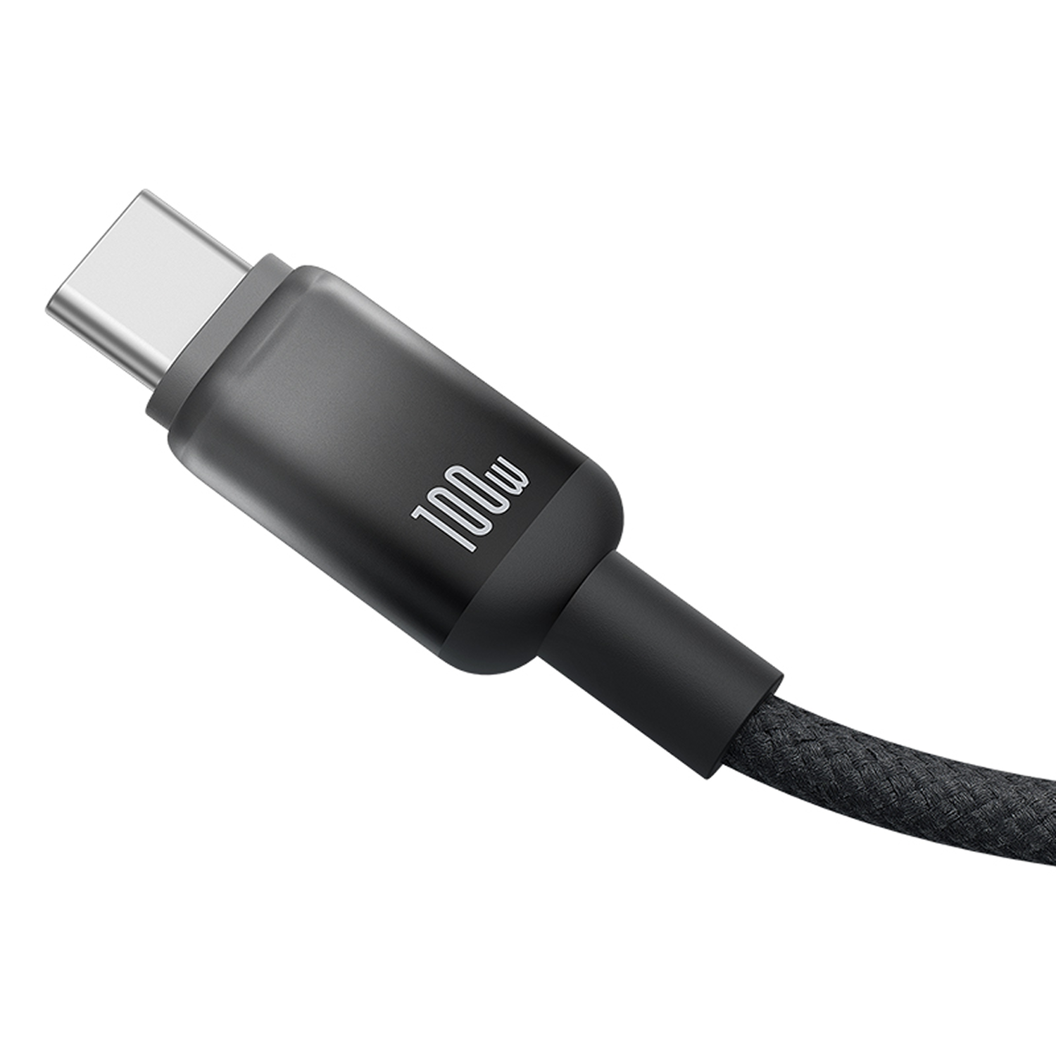 Primer plano de un cable USB-C negro con un conector plateado. El cable tiene la etiqueta '100w' y un diseño trenzado.